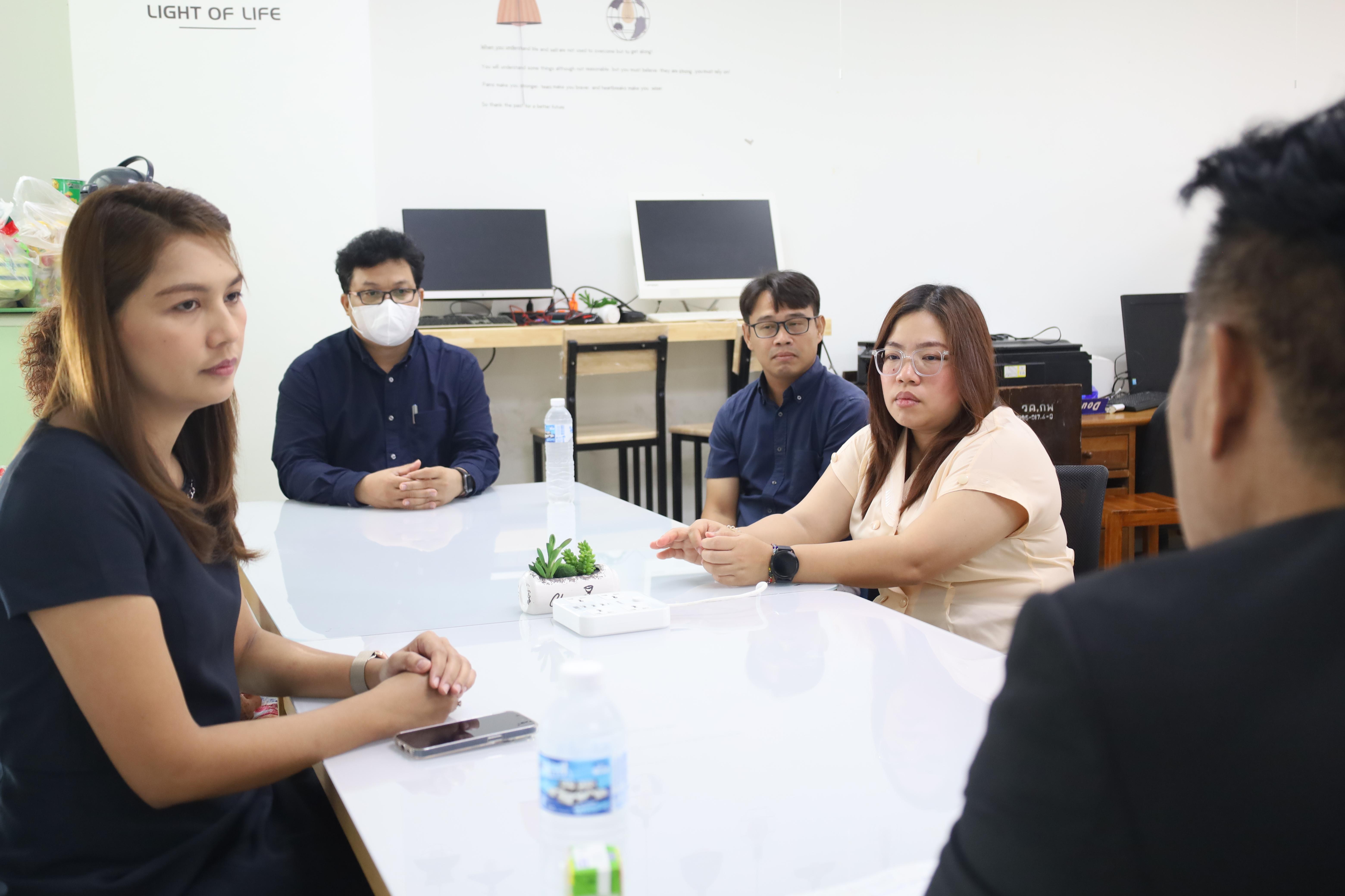 5. คณบดีพบปะอาจารย์ประจำโปรแกรมวิชาภาษาอังกฤษ