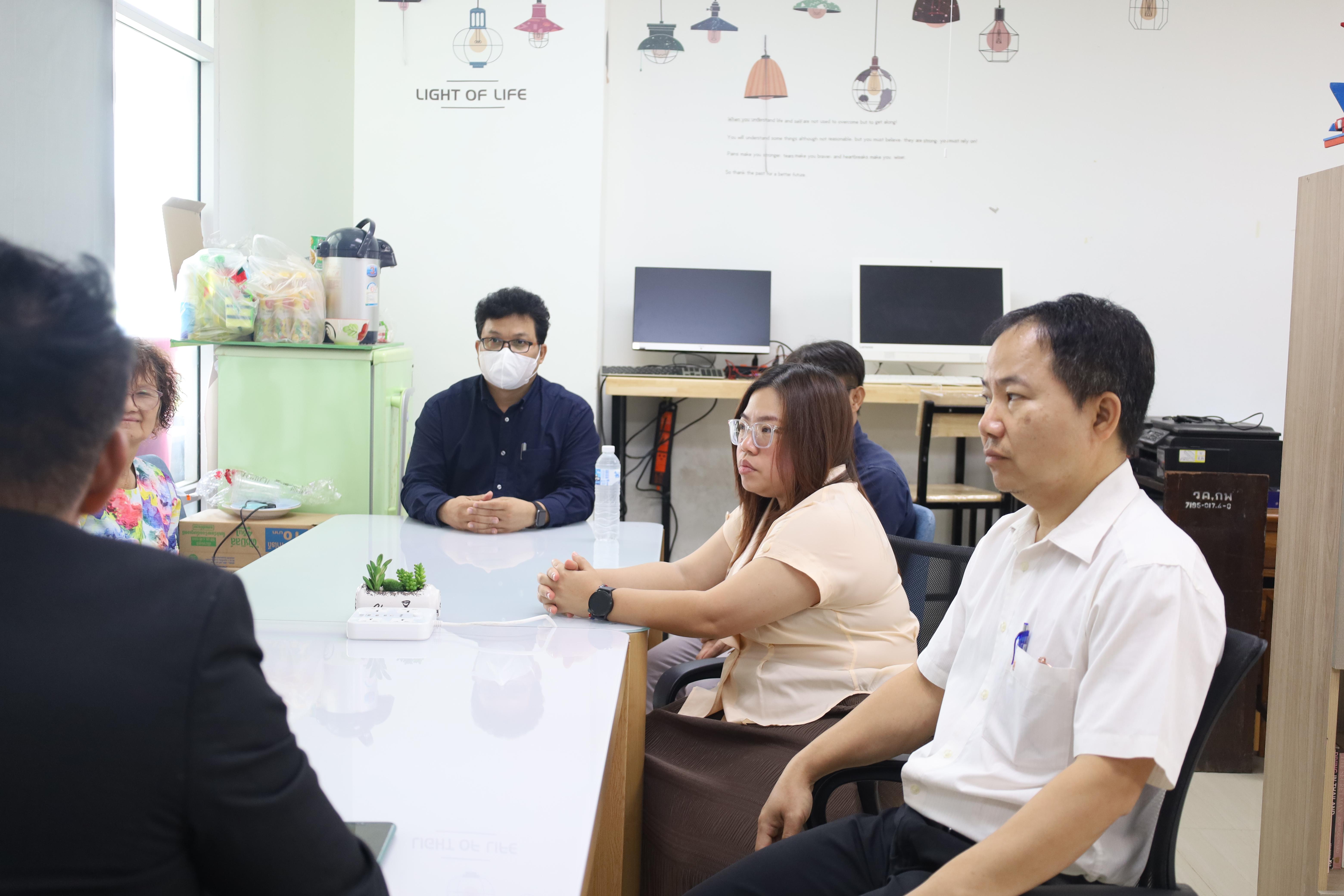 6. คณบดีพบปะอาจารย์ประจำโปรแกรมวิชาภาษาอังกฤษ