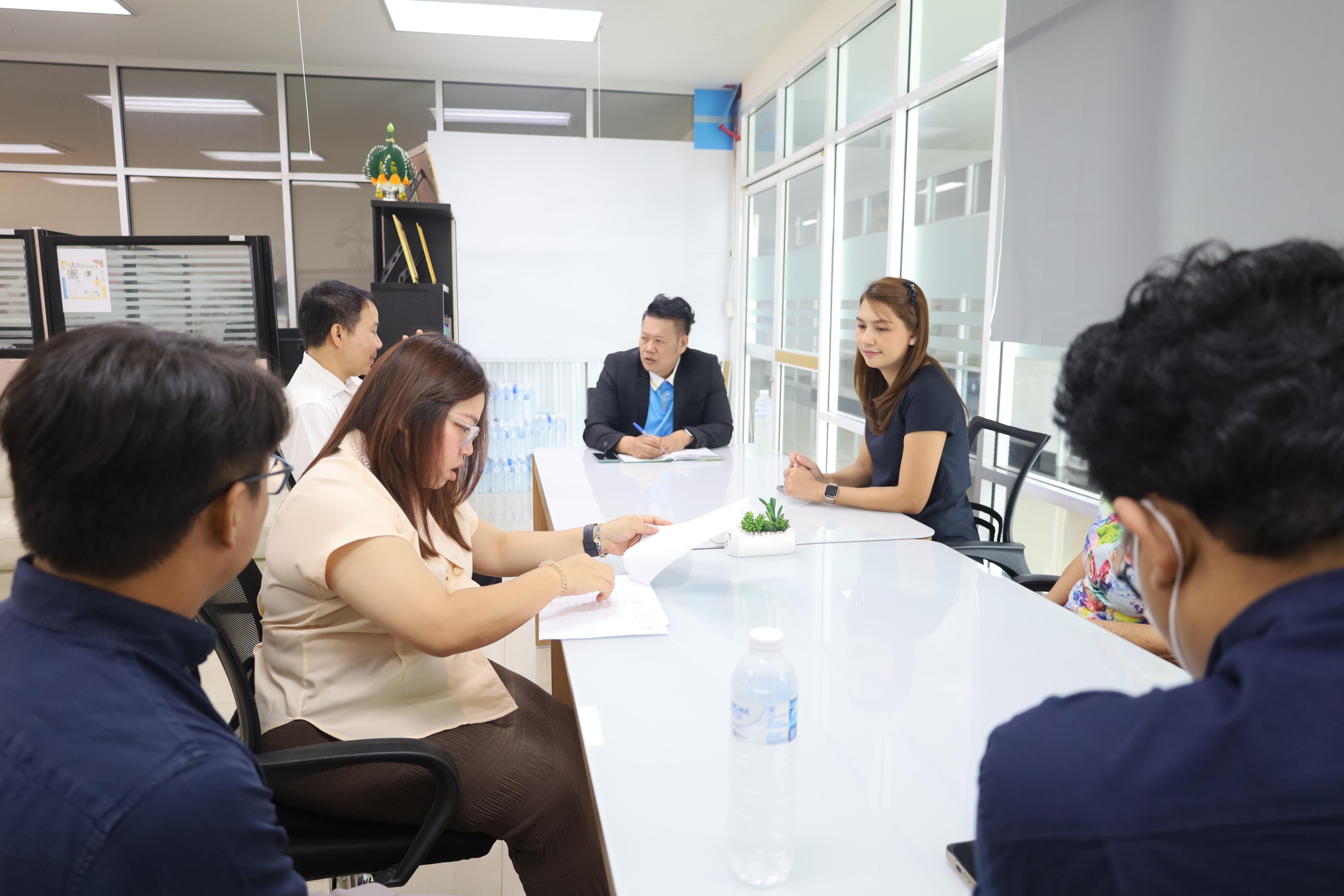 12. คณบดีพบปะอาจารย์ประจำโปรแกรมวิชาภาษาอังกฤษ