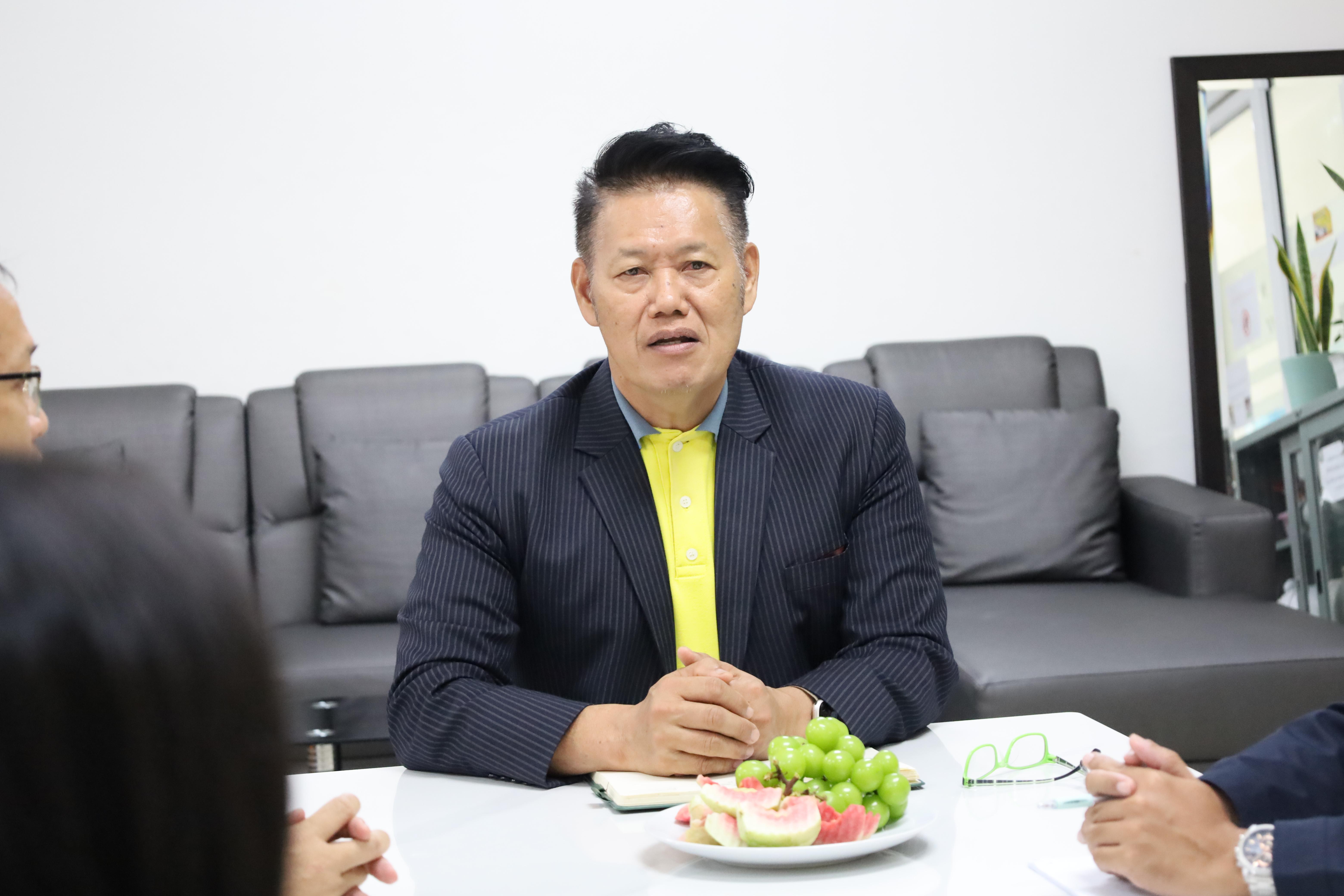 4. คณบดีพบปะอาจารย์ประจำโปรแกรมวิชาสังคมศึกษา