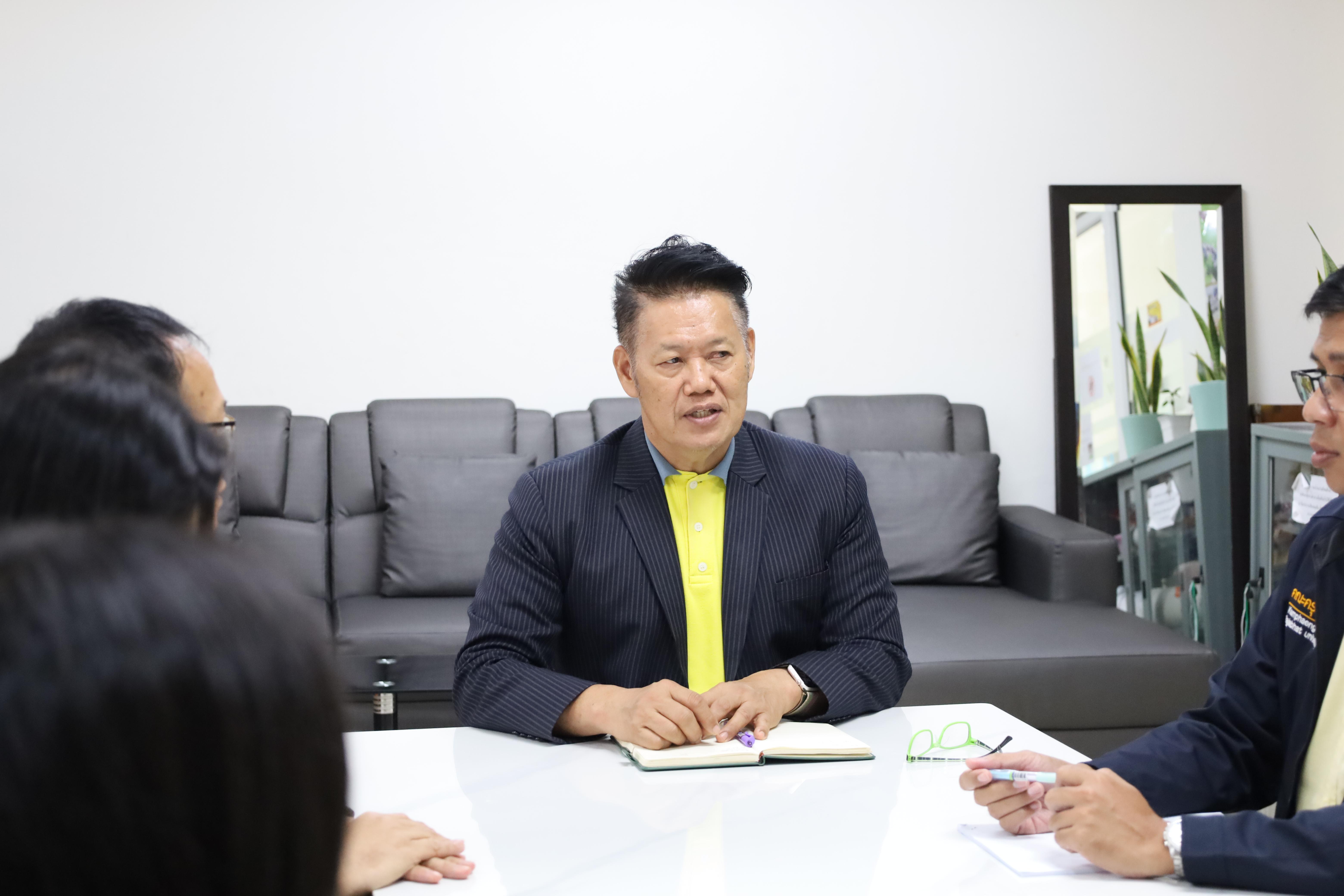 2. คณบดีพบปะอาจารย์ประจำโปรแกรมวิชาสังคมศึกษา