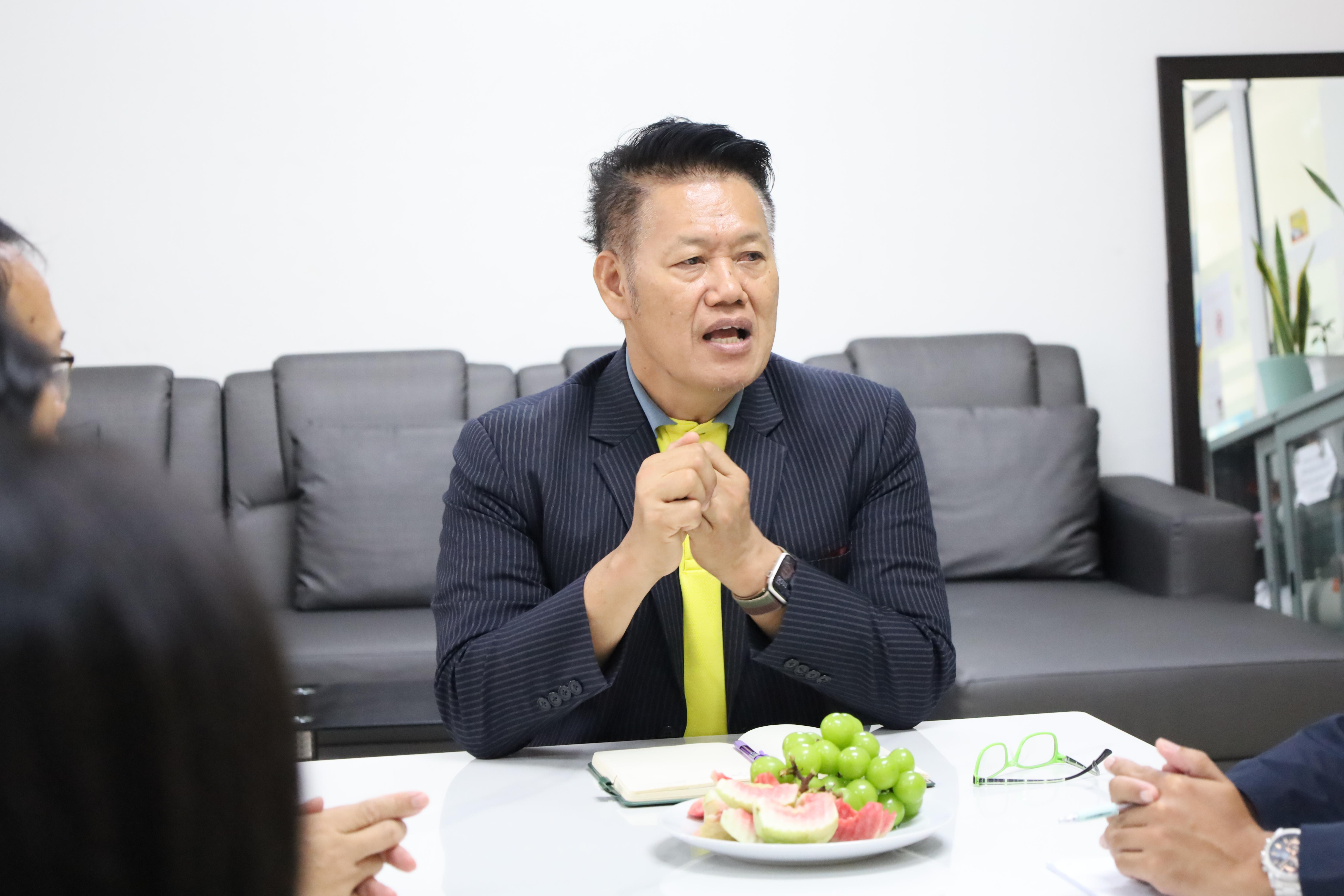 3. คณบดีพบปะอาจารย์ประจำโปรแกรมวิชาสังคมศึกษา