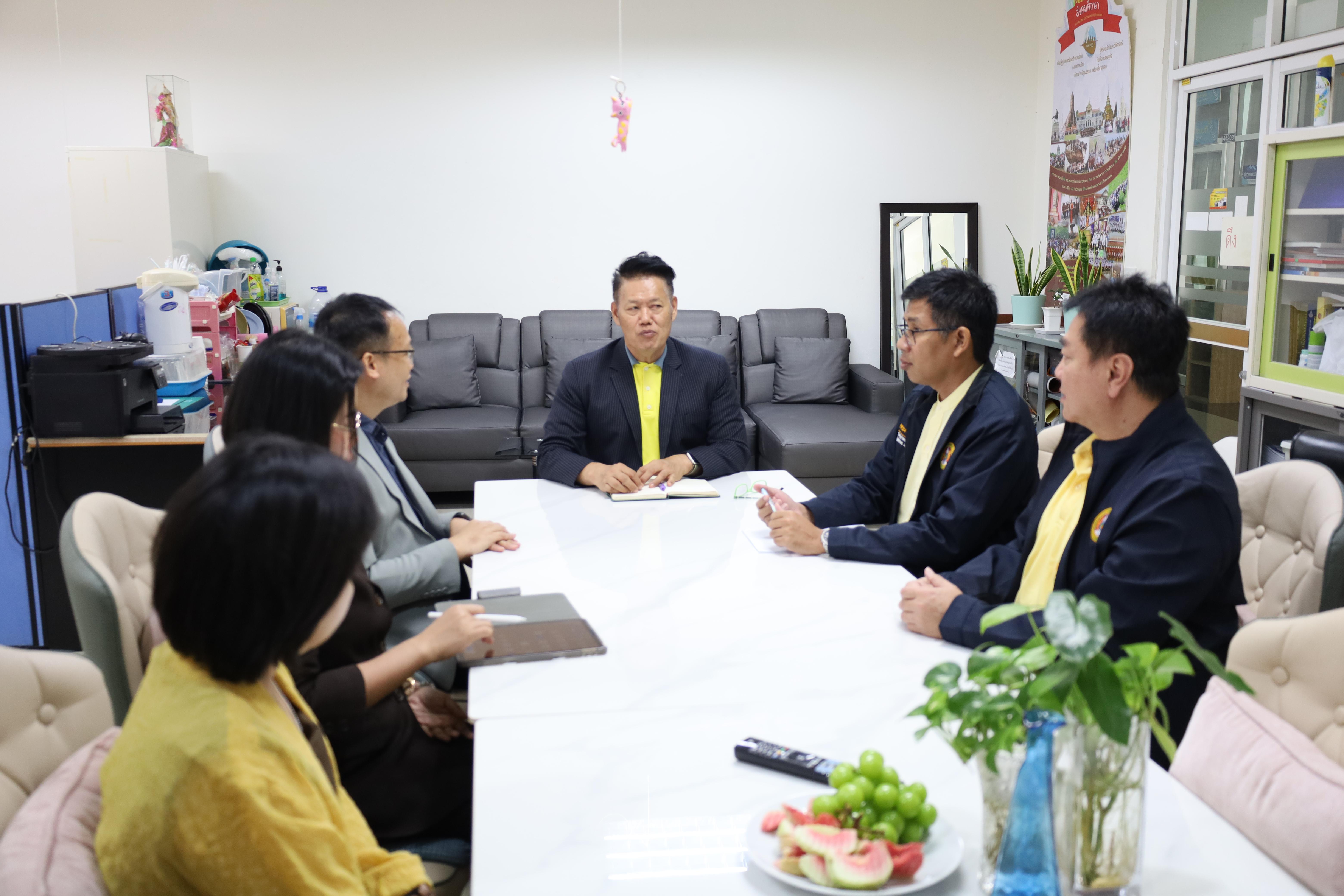 1. คณบดีพบปะอาจารย์ประจำโปรแกรมวิชาสังคมศึกษา