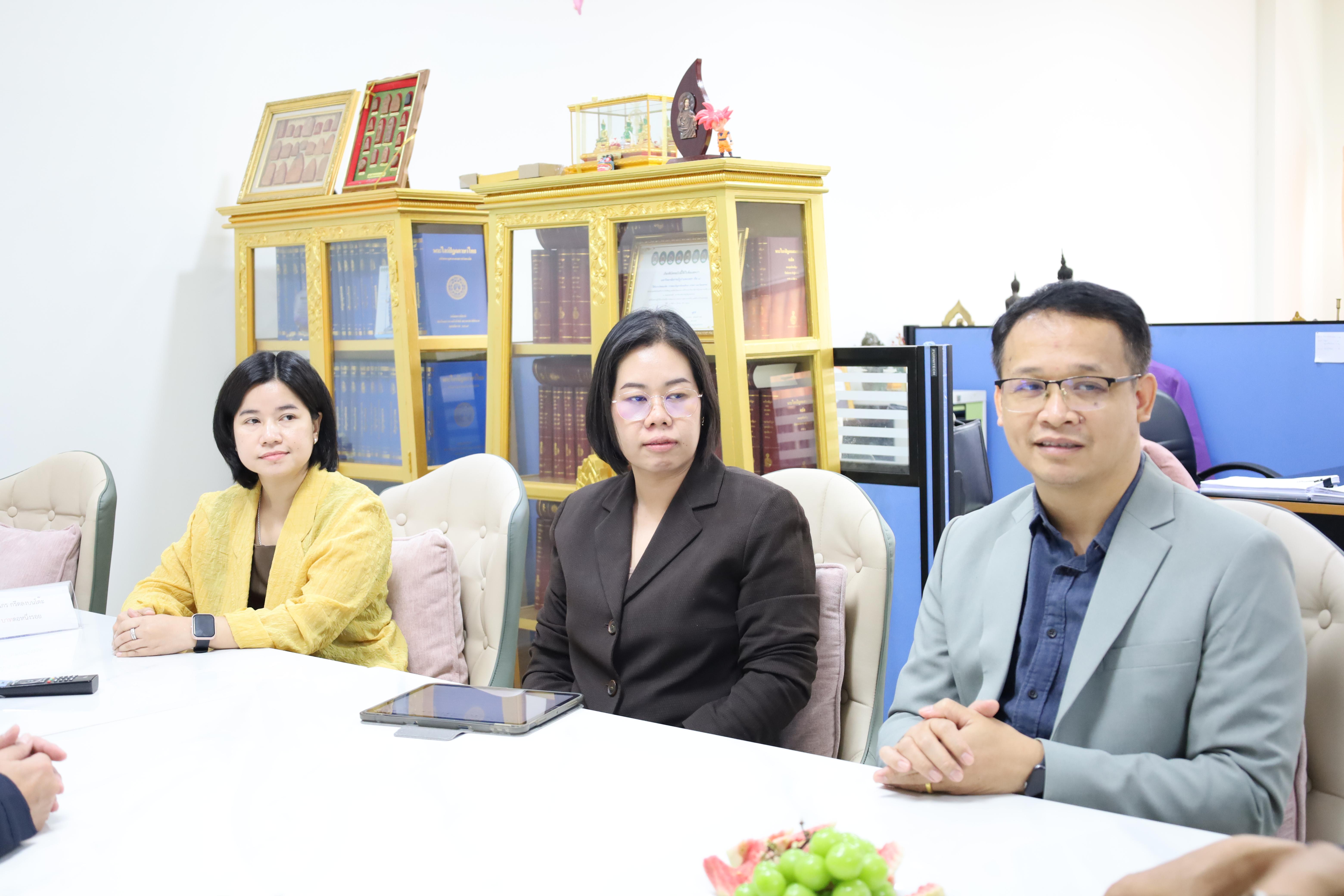 8. คณบดีพบปะอาจารย์ประจำโปรแกรมวิชาสังคมศึกษา