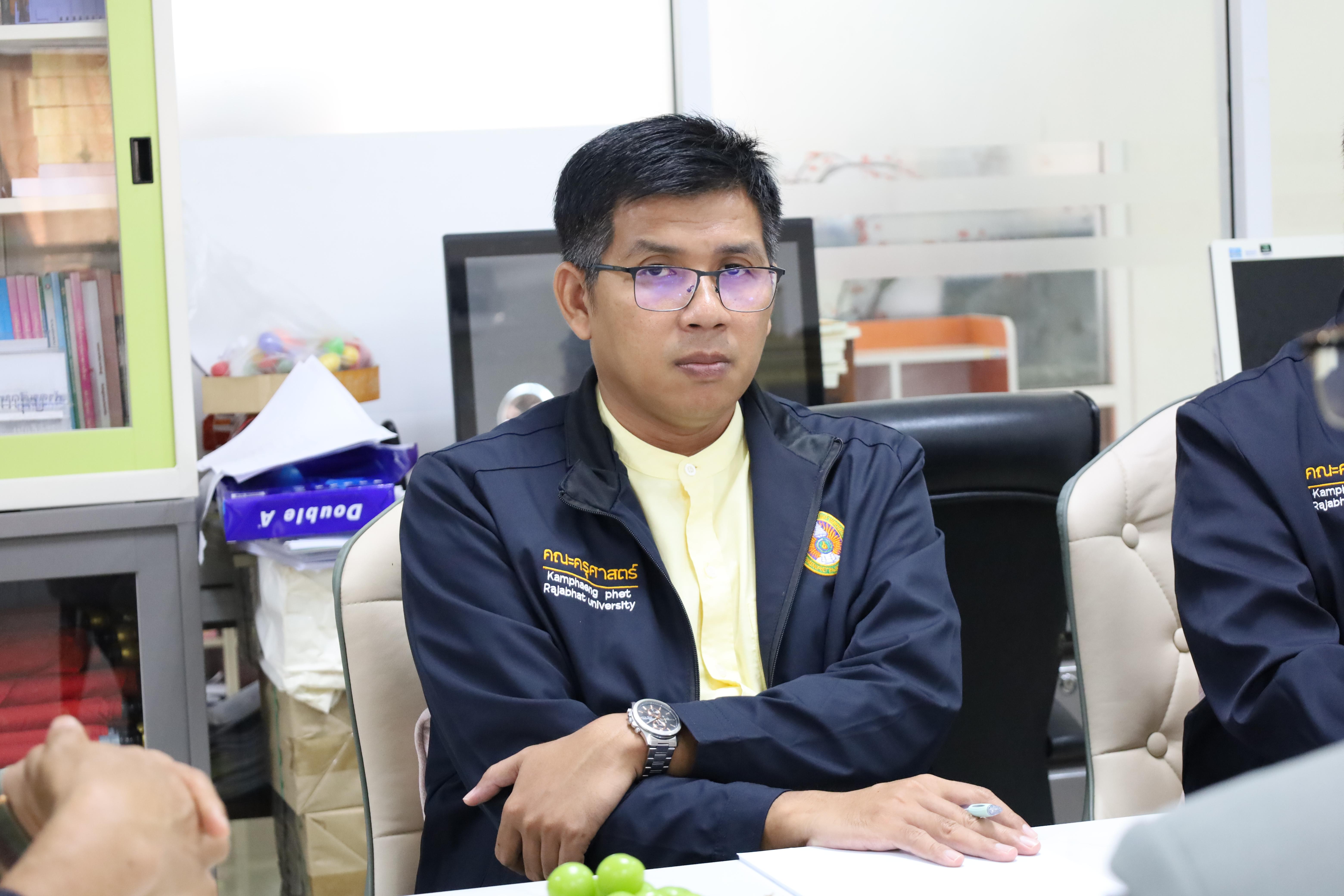 17. คณบดีพบปะอาจารย์ประจำโปรแกรมวิชาสังคมศึกษา
