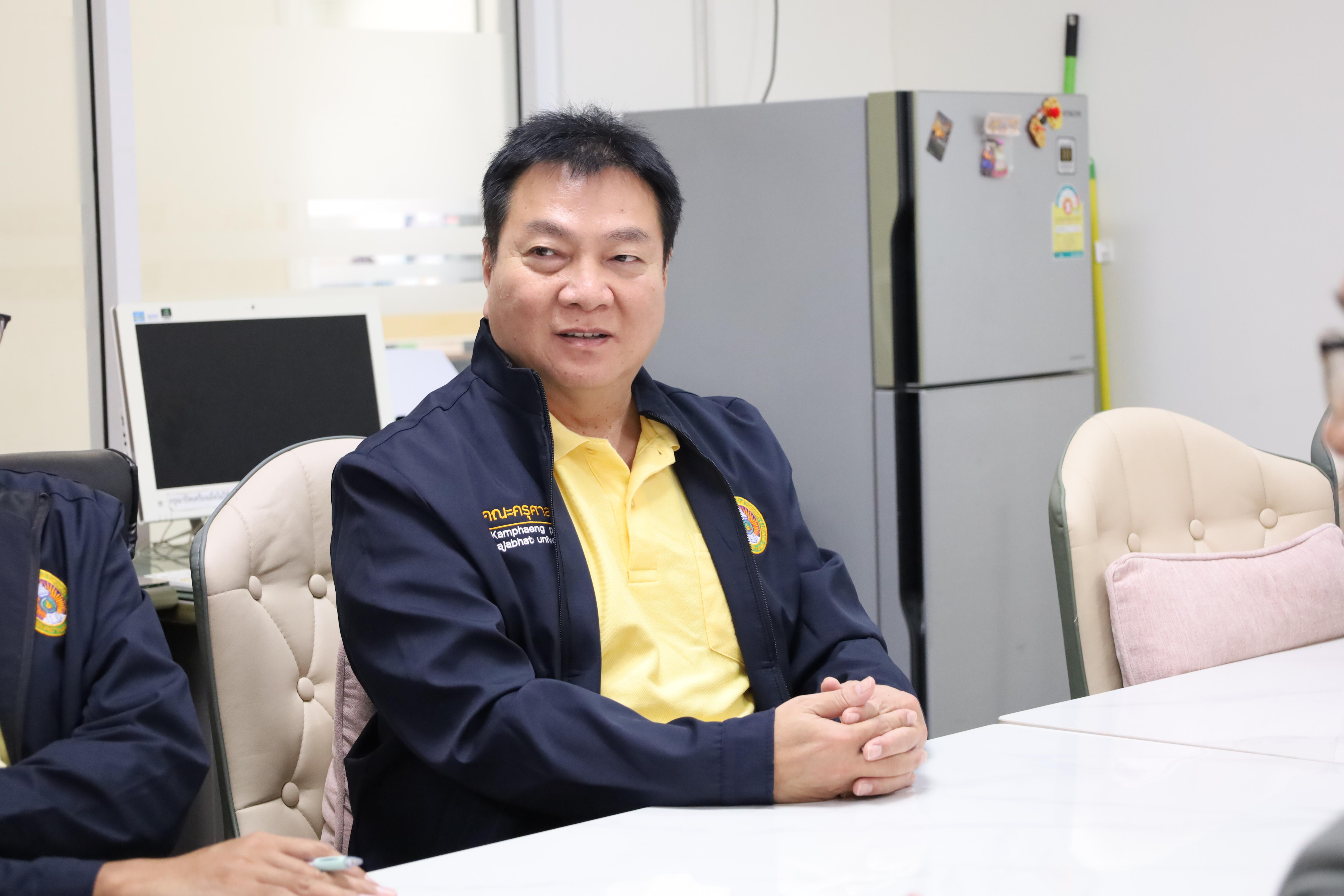 18. คณบดีพบปะอาจารย์ประจำโปรแกรมวิชาสังคมศึกษา