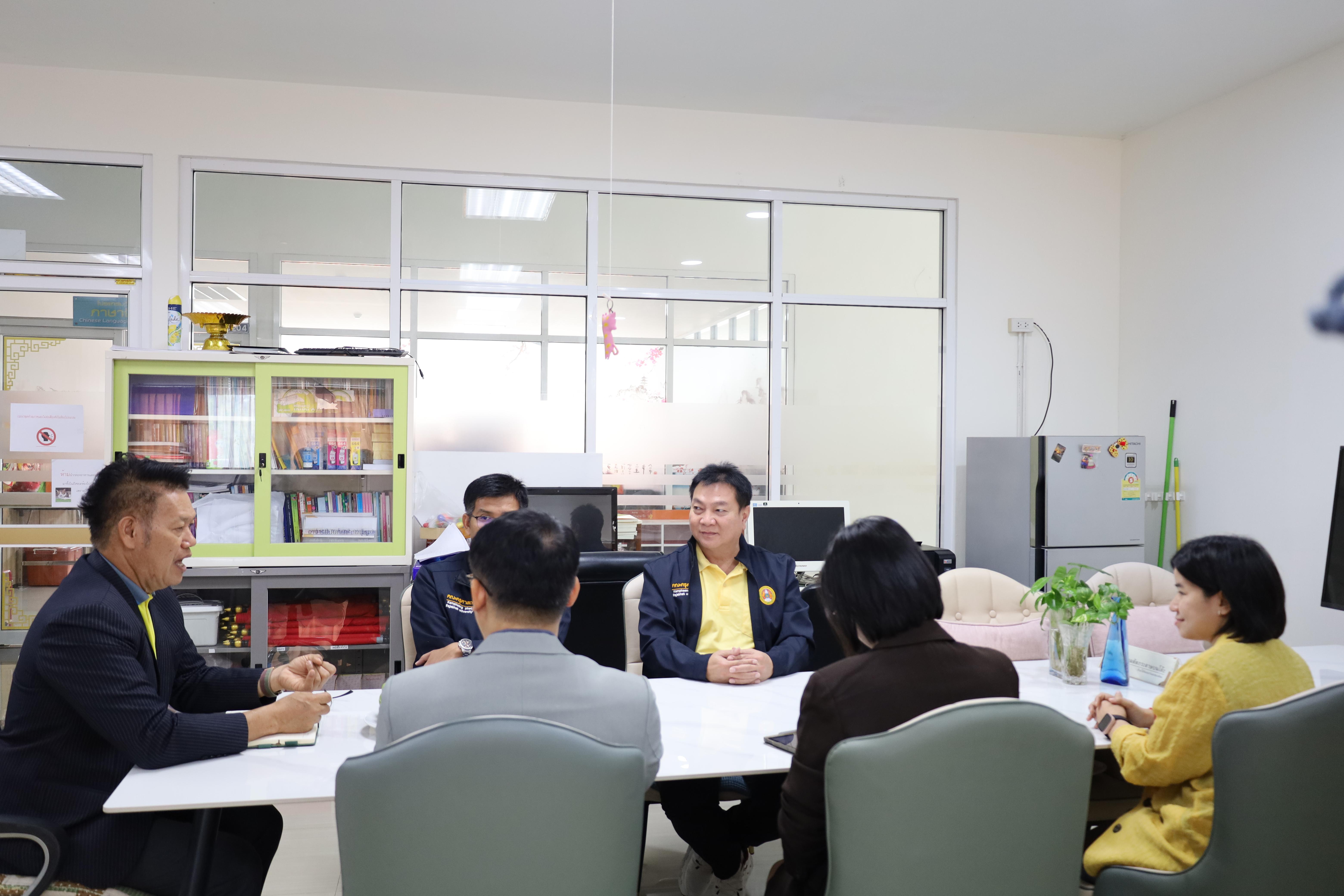 19. คณบดีพบปะอาจารย์ประจำโปรแกรมวิชาสังคมศึกษา