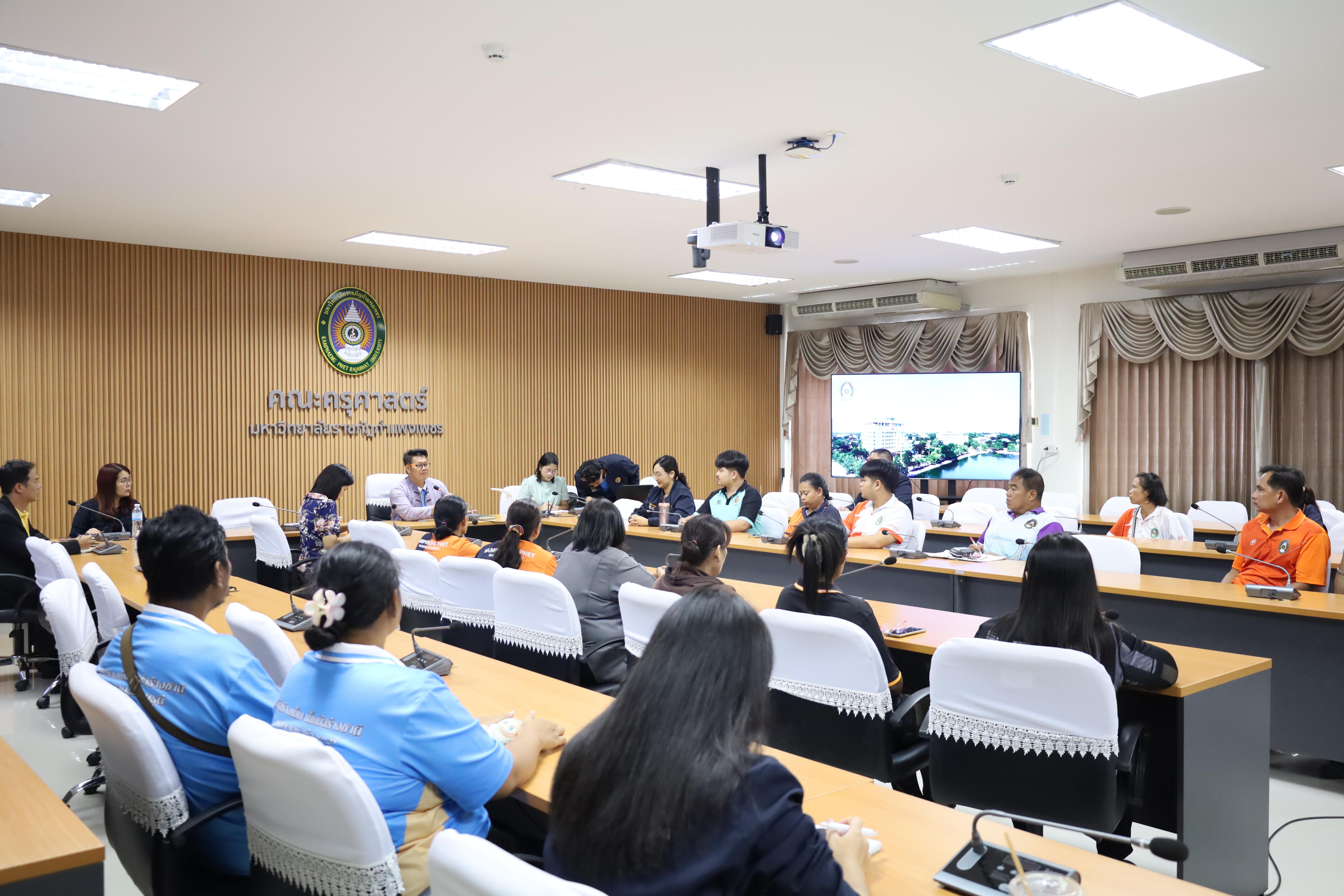 2. ประชุมชี้แจงหลักเกณฑ์การต่อสัญญาจ้างเจ้าหน้าที่และนักการภารโรงคณะครุศาสตร์