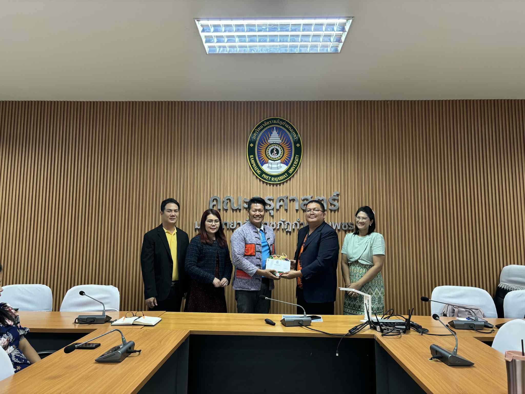 1. ประชุมชี้แจงหลักเกณฑ์การต่อสัญญาจ้างเจ้าหน้าที่และนักการภารโรงคณะครุศาสตร์