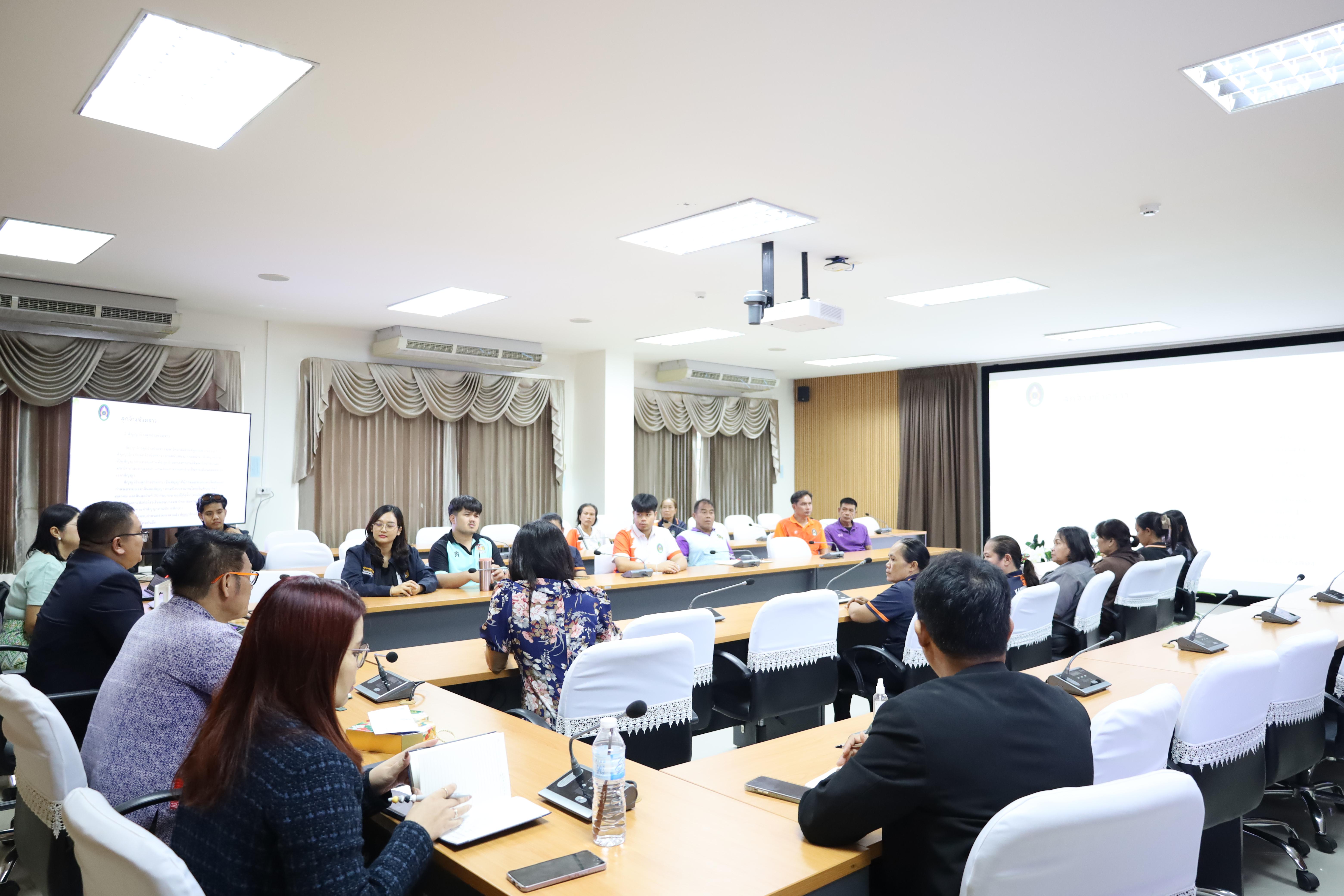 9. ประชุมชี้แจงหลักเกณฑ์การต่อสัญญาจ้างเจ้าหน้าที่และนักการภารโรงคณะครุศาสตร์