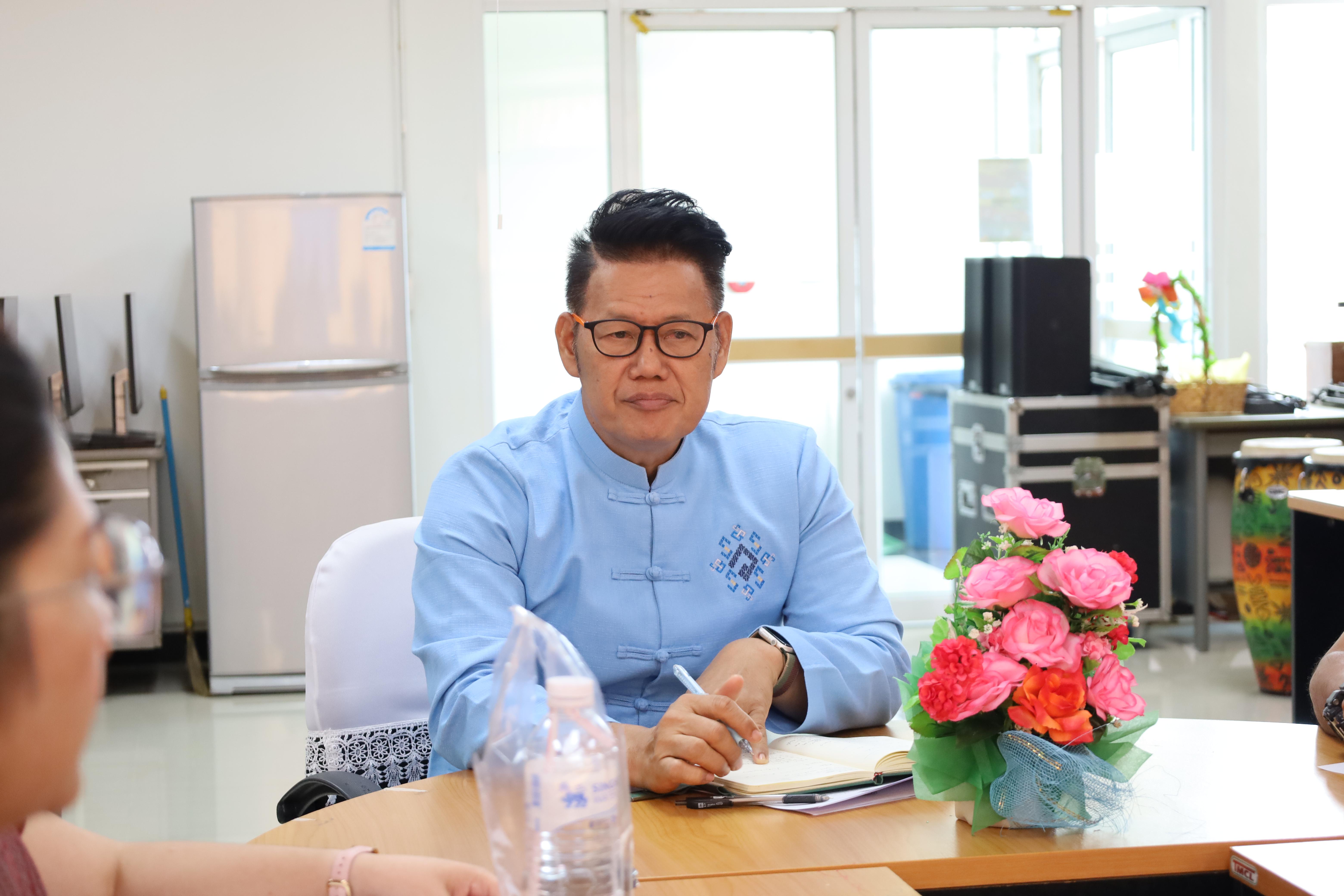 3. คณบดีพบปะอาจารย์ประจำโปรแกรมวิชาคอมพิวเตอร์