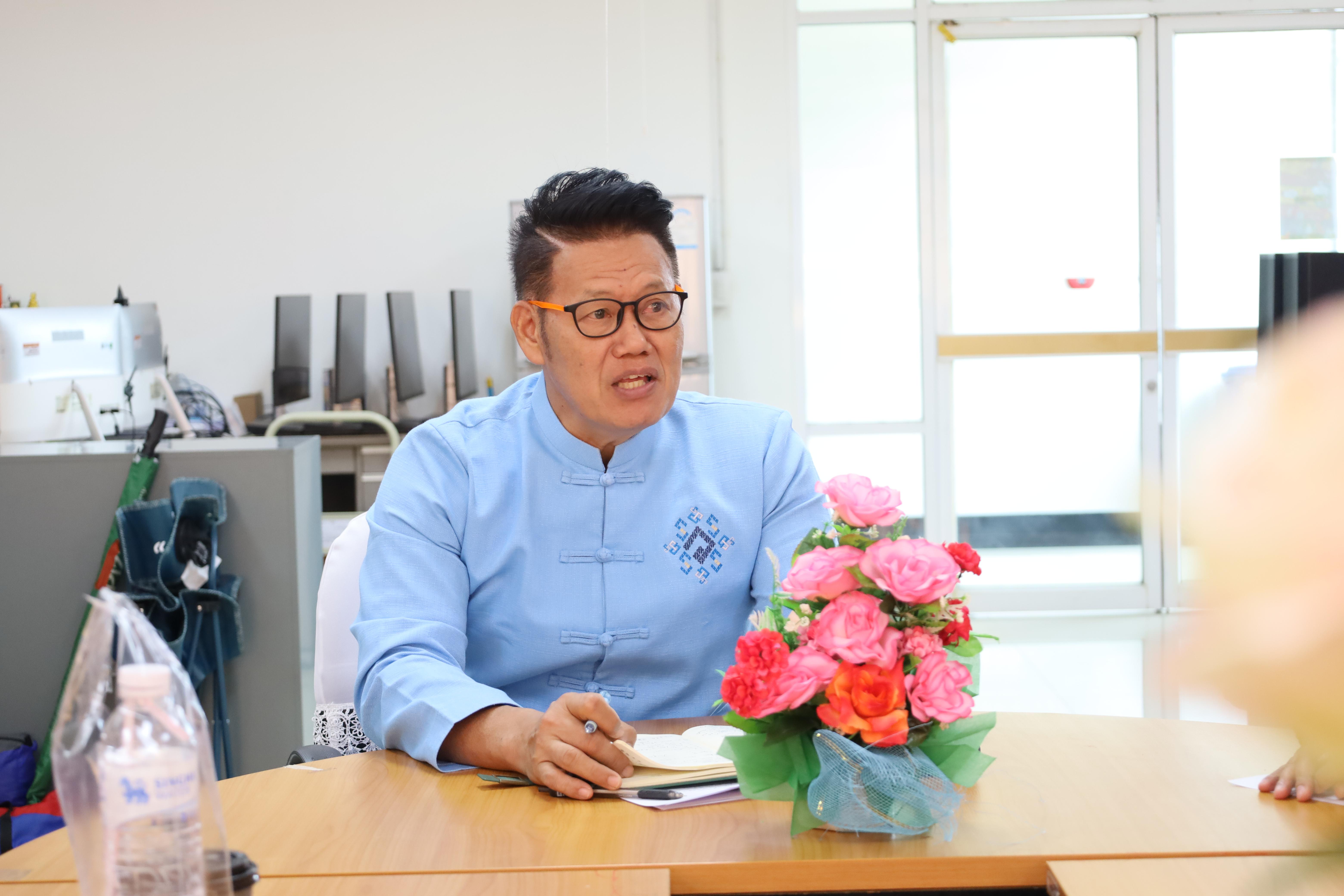 4. คณบดีพบปะอาจารย์ประจำโปรแกรมวิชาคอมพิวเตอร์