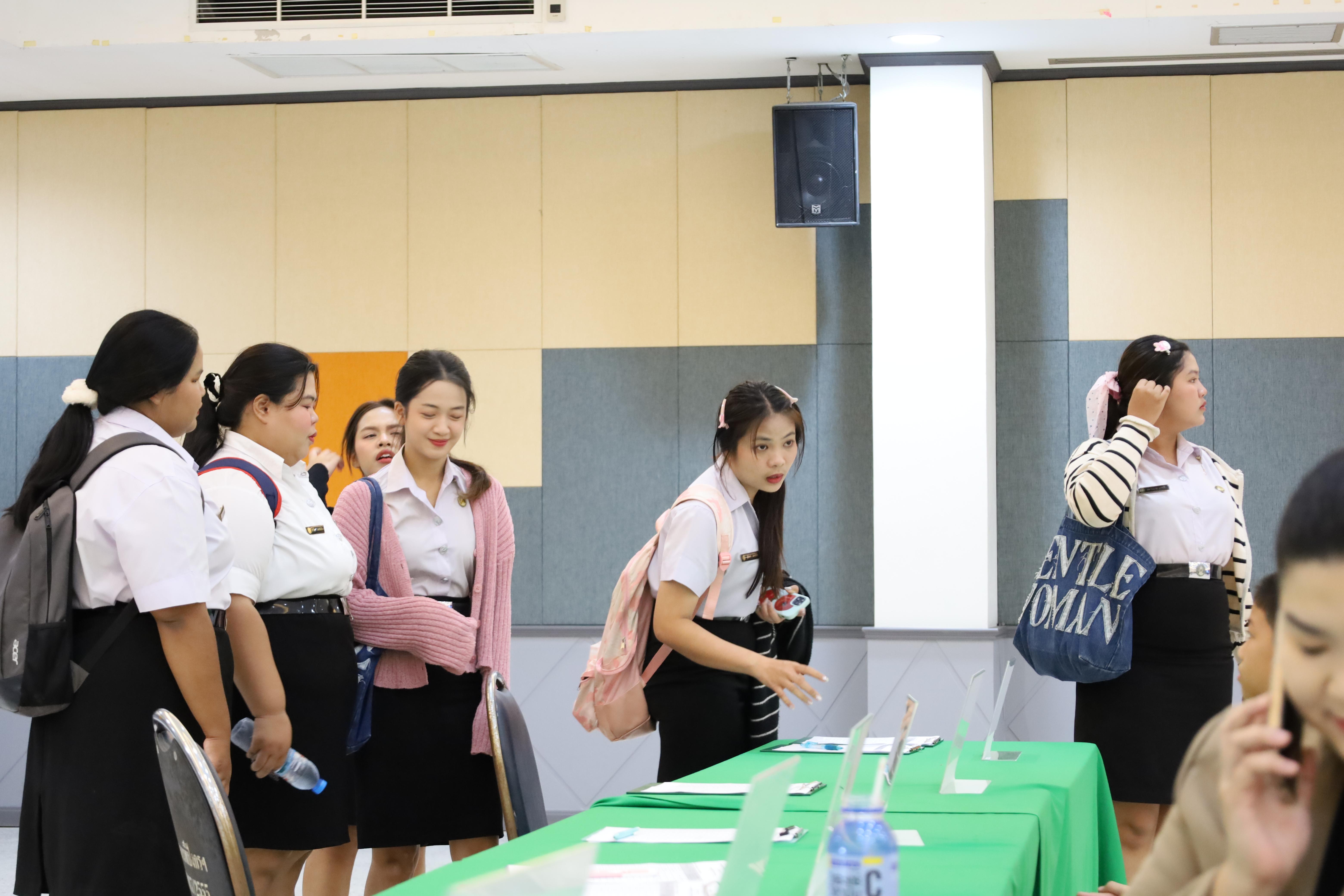 1. กิจกรรมอบรมเชิงปฏิบัติการการเขียนบทความวิจัยและนำเสนอนวัตกรรมทางการศึกษา สำหรับนักศึกษาชั้นปีที่ 4