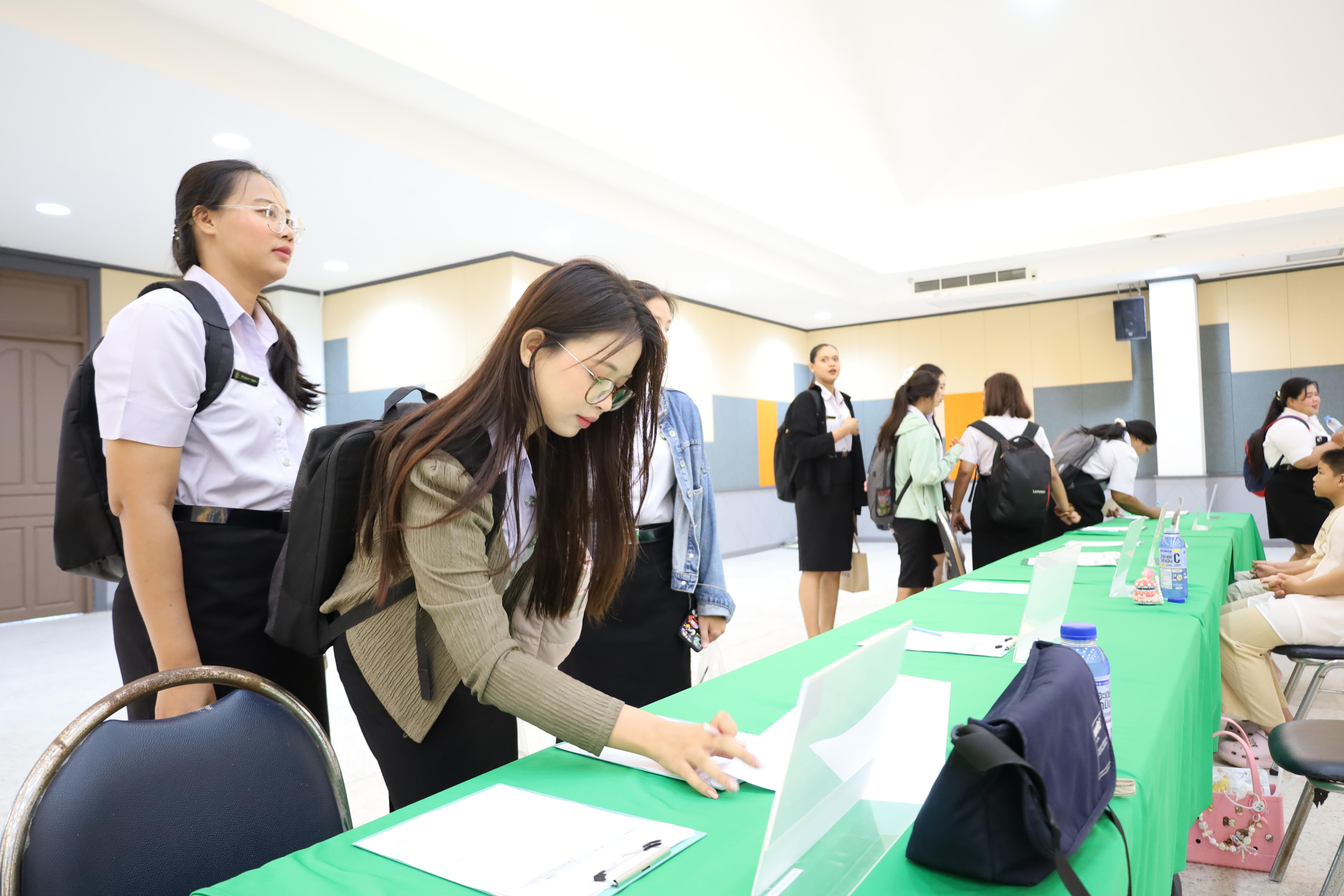 2. กิจกรรมอบรมเชิงปฏิบัติการการเขียนบทความวิจัยและนำเสนอนวัตกรรมทางการศึกษา สำหรับนักศึกษาชั้นปีที่ 4