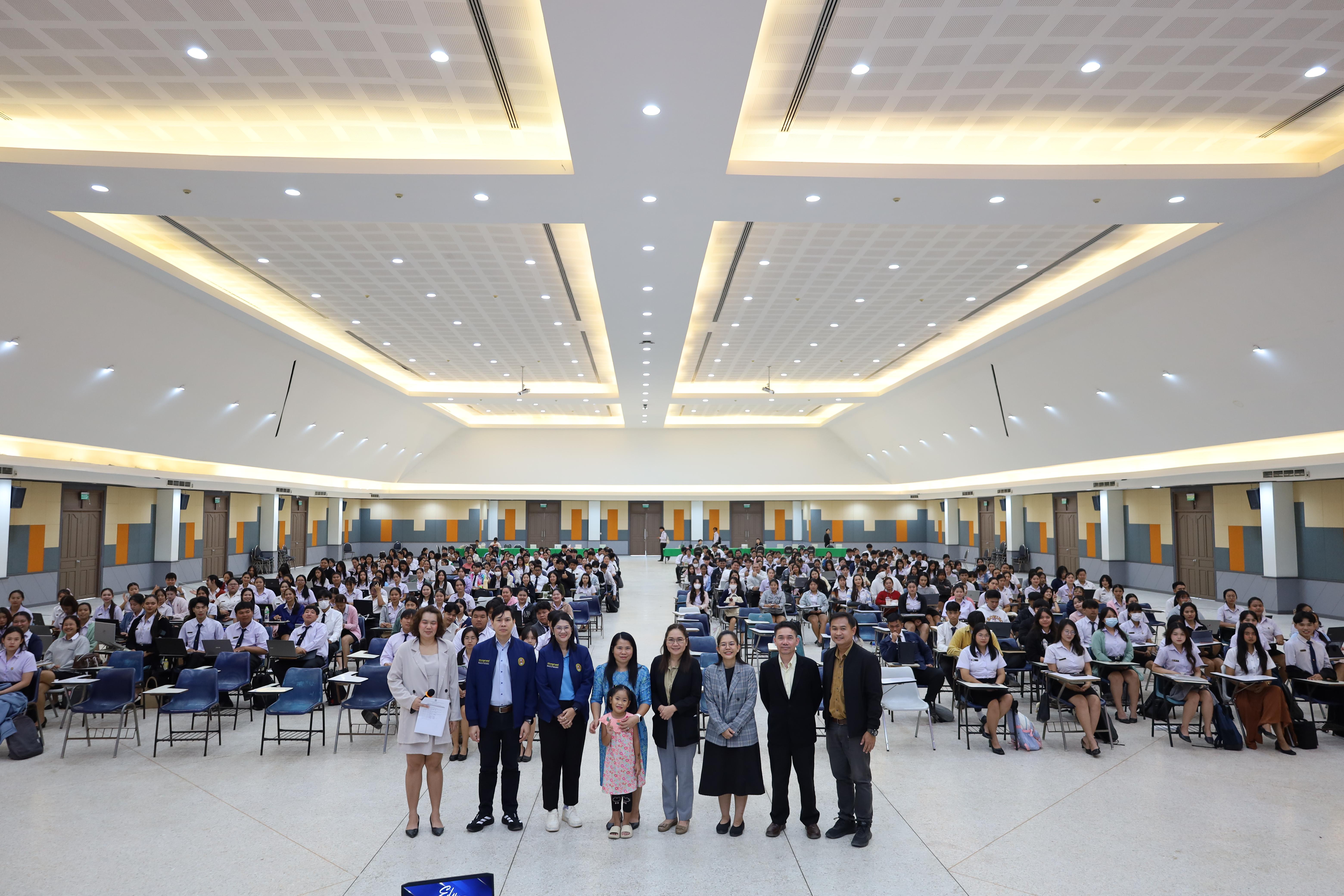 6. กิจกรรมอบรมเชิงปฏิบัติการการเขียนบทความวิจัยและนำเสนอนวัตกรรมทางการศึกษา สำหรับนักศึกษาชั้นปีที่ 4