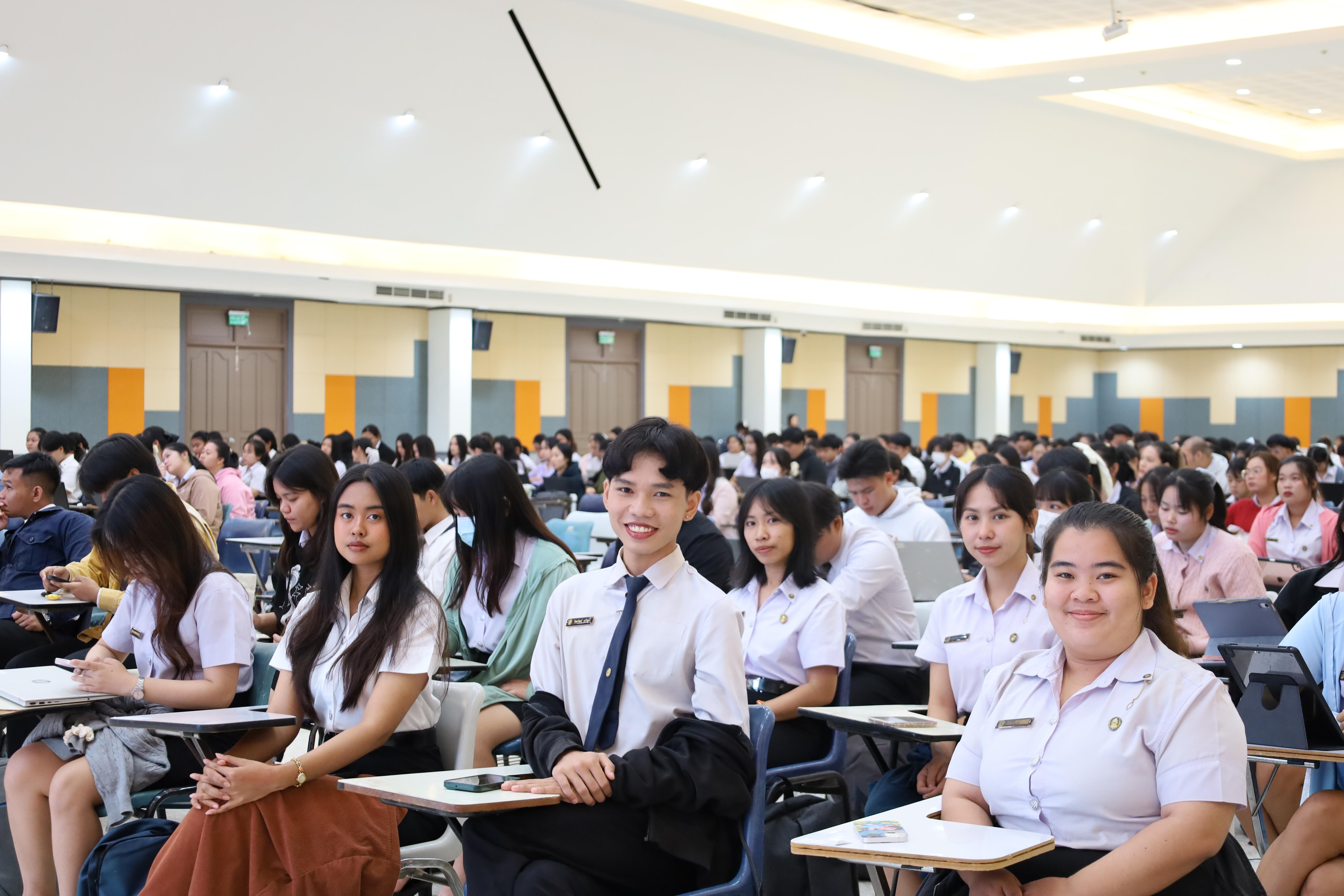 16. กิจกรรมอบรมเชิงปฏิบัติการการเขียนบทความวิจัยและนำเสนอนวัตกรรมทางการศึกษา สำหรับนักศึกษาชั้นปีที่ 4