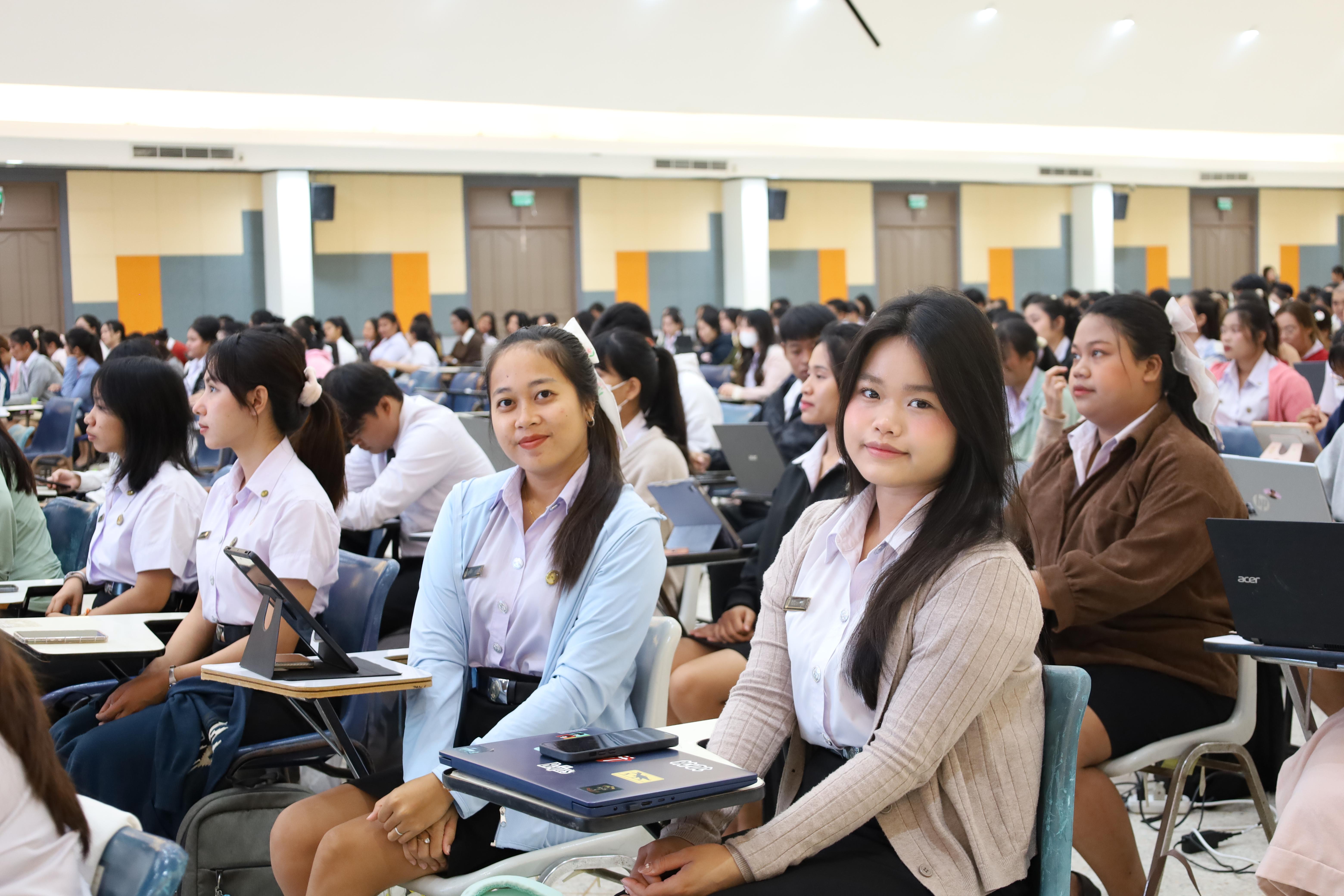 17. กิจกรรมอบรมเชิงปฏิบัติการการเขียนบทความวิจัยและนำเสนอนวัตกรรมทางการศึกษา สำหรับนักศึกษาชั้นปีที่ 4
