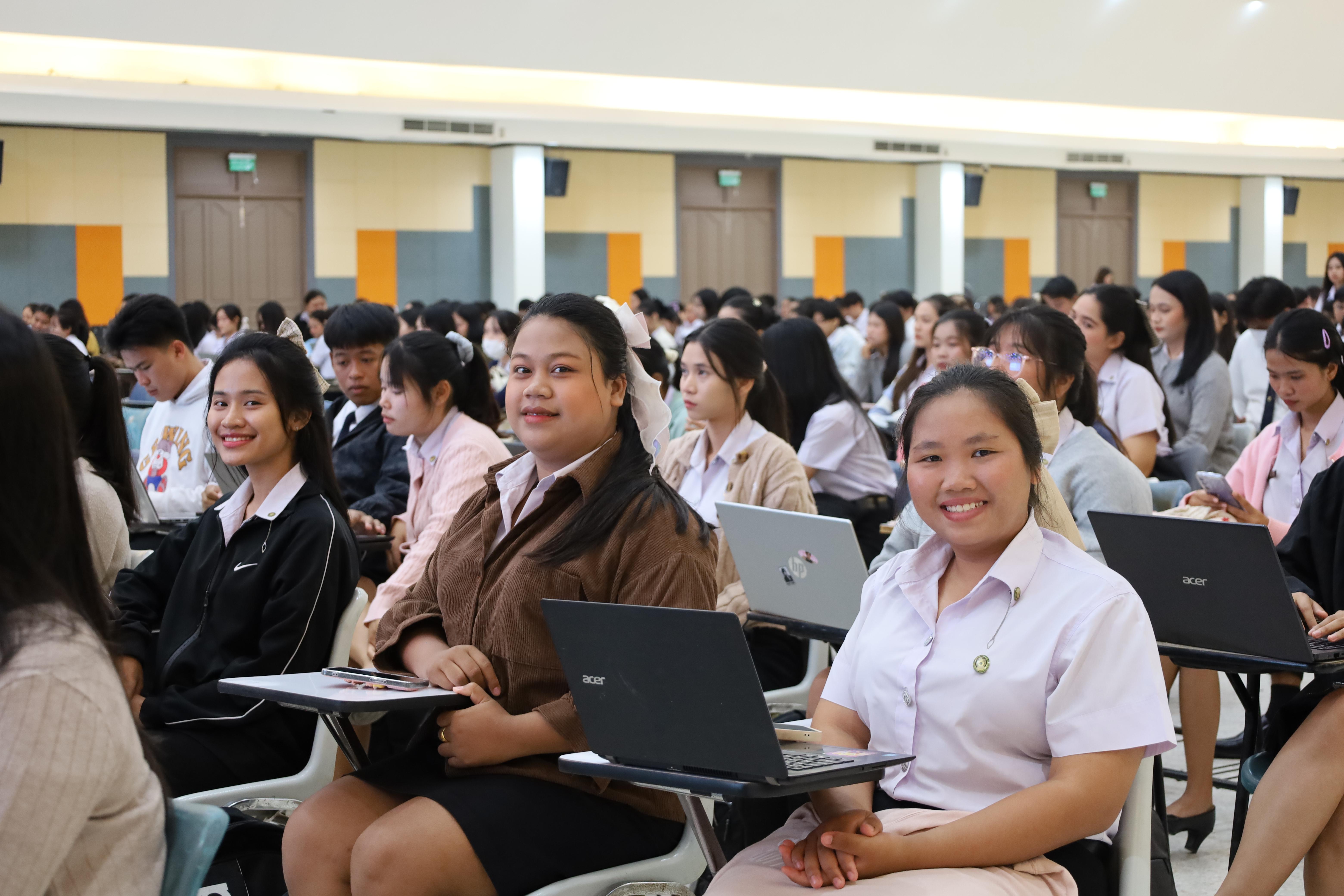 18. กิจกรรมอบรมเชิงปฏิบัติการการเขียนบทความวิจัยและนำเสนอนวัตกรรมทางการศึกษา สำหรับนักศึกษาชั้นปีที่ 4