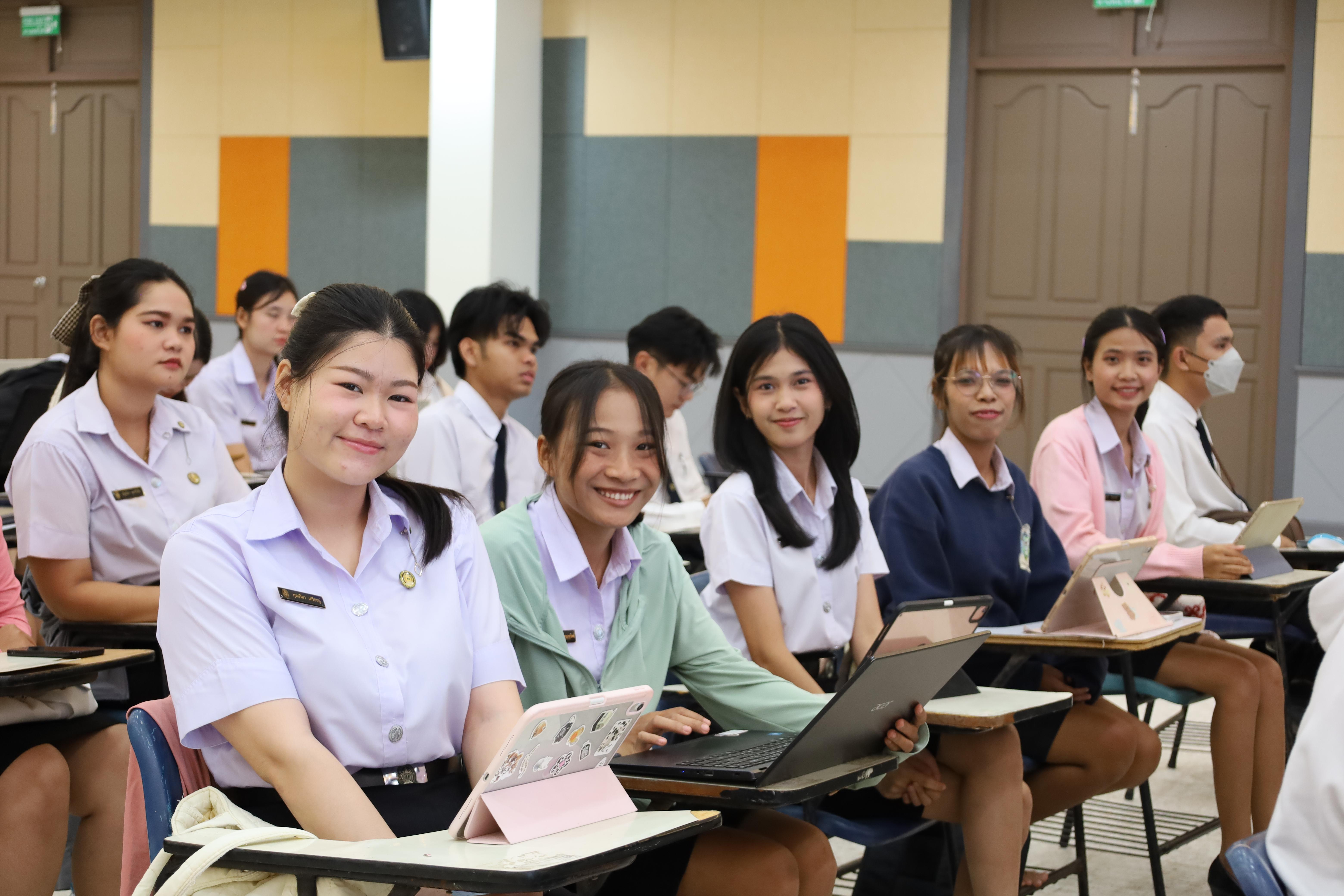 23. กิจกรรมอบรมเชิงปฏิบัติการการเขียนบทความวิจัยและนำเสนอนวัตกรรมทางการศึกษา สำหรับนักศึกษาชั้นปีที่ 4