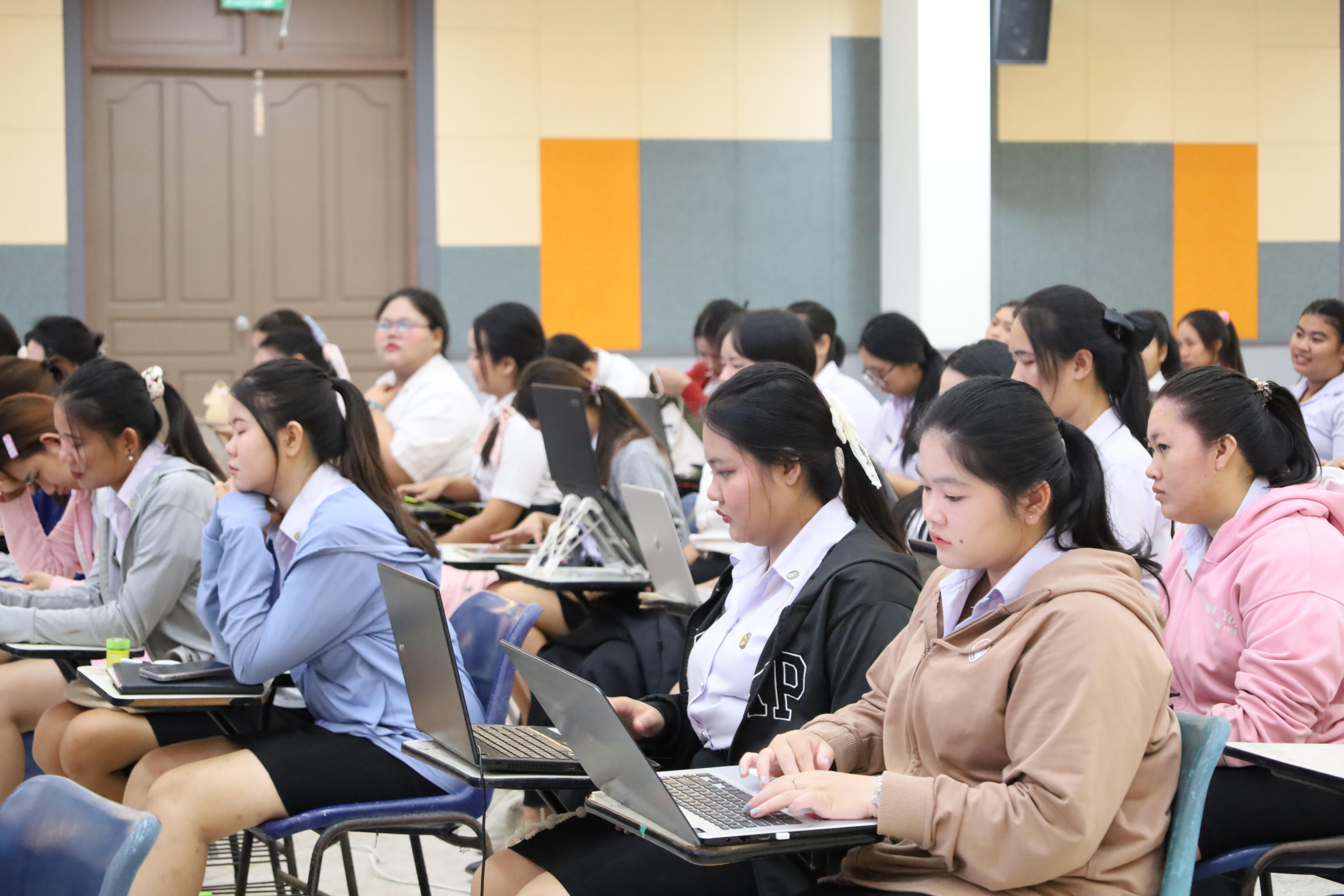 26. กิจกรรมอบรมเชิงปฏิบัติการการเขียนบทความวิจัยและนำเสนอนวัตกรรมทางการศึกษา สำหรับนักศึกษาชั้นปีที่ 4