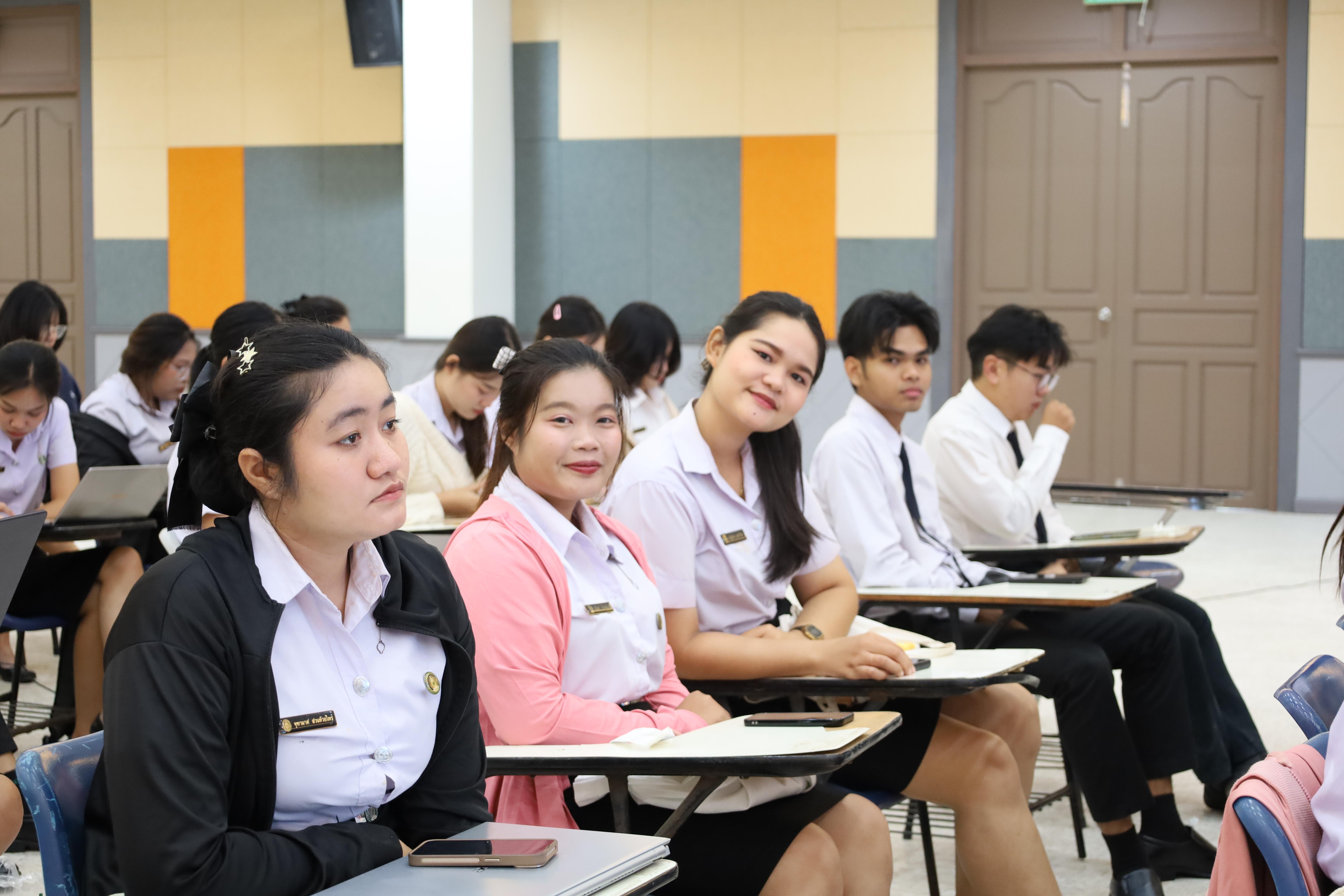 28. กิจกรรมอบรมเชิงปฏิบัติการการเขียนบทความวิจัยและนำเสนอนวัตกรรมทางการศึกษา สำหรับนักศึกษาชั้นปีที่ 4