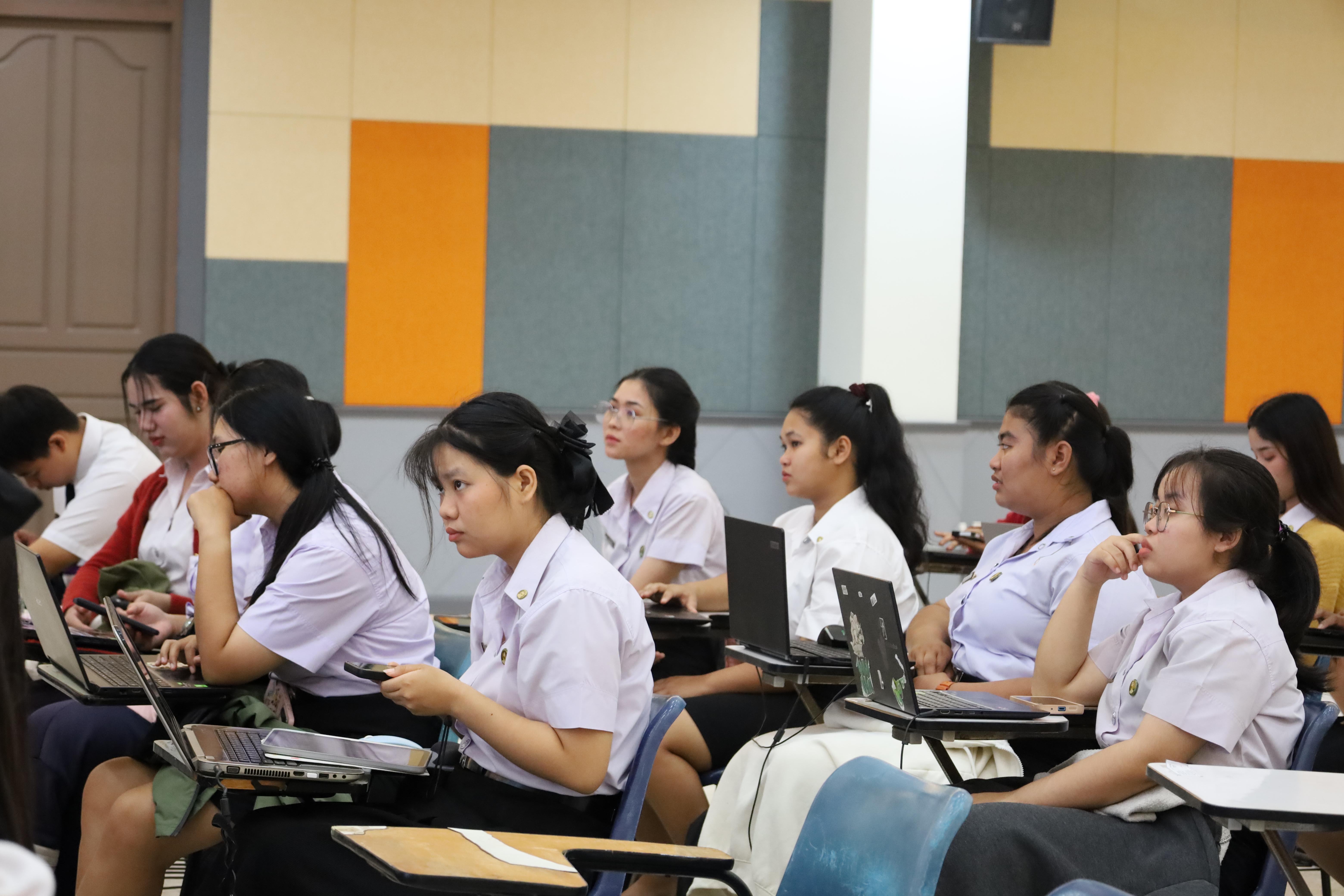 30. กิจกรรมอบรมเชิงปฏิบัติการการเขียนบทความวิจัยและนำเสนอนวัตกรรมทางการศึกษา สำหรับนักศึกษาชั้นปีที่ 4