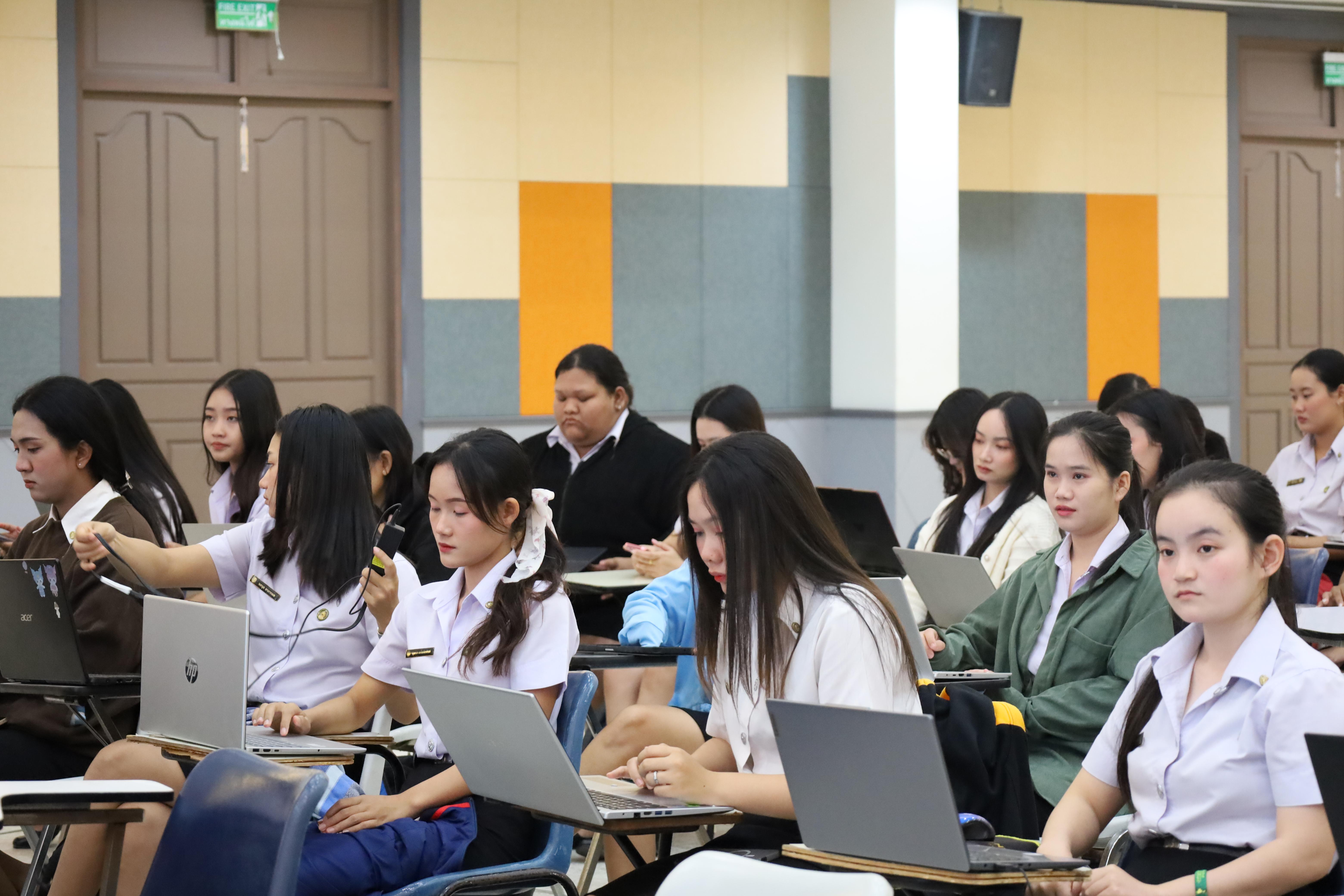 31. กิจกรรมอบรมเชิงปฏิบัติการการเขียนบทความวิจัยและนำเสนอนวัตกรรมทางการศึกษา สำหรับนักศึกษาชั้นปีที่ 4