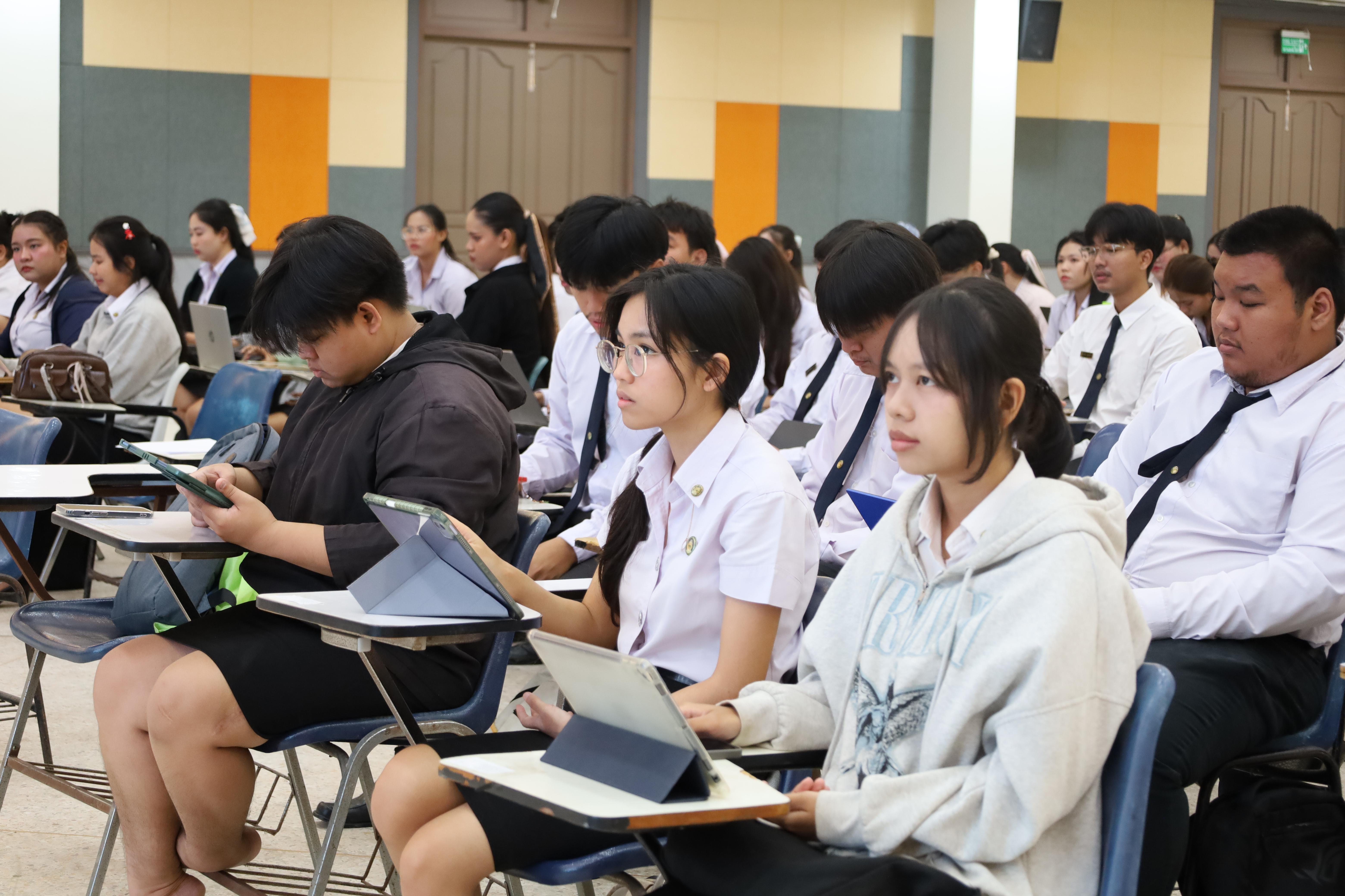 34. กิจกรรมอบรมเชิงปฏิบัติการการเขียนบทความวิจัยและนำเสนอนวัตกรรมทางการศึกษา สำหรับนักศึกษาชั้นปีที่ 4