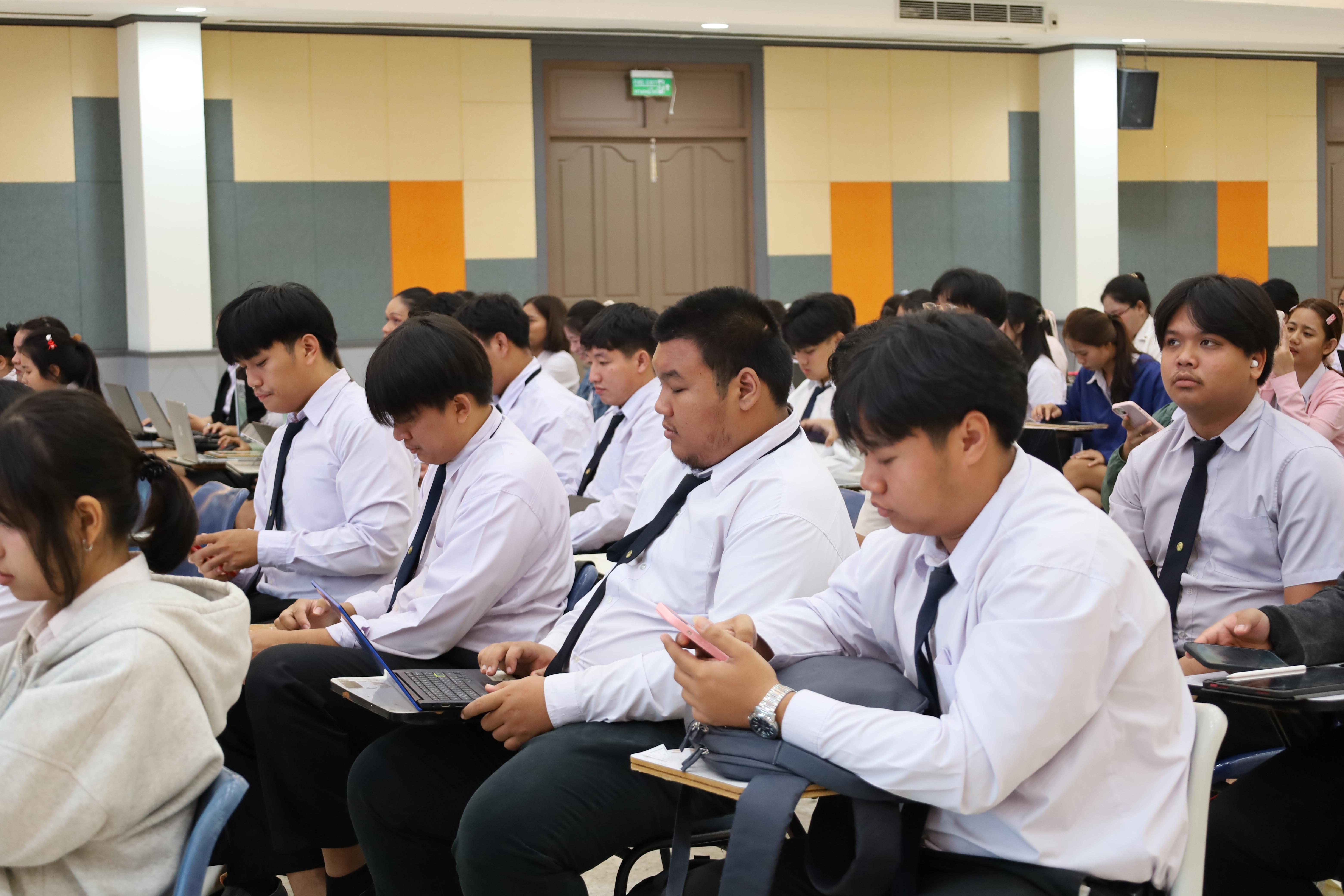 35. กิจกรรมอบรมเชิงปฏิบัติการการเขียนบทความวิจัยและนำเสนอนวัตกรรมทางการศึกษา สำหรับนักศึกษาชั้นปีที่ 4