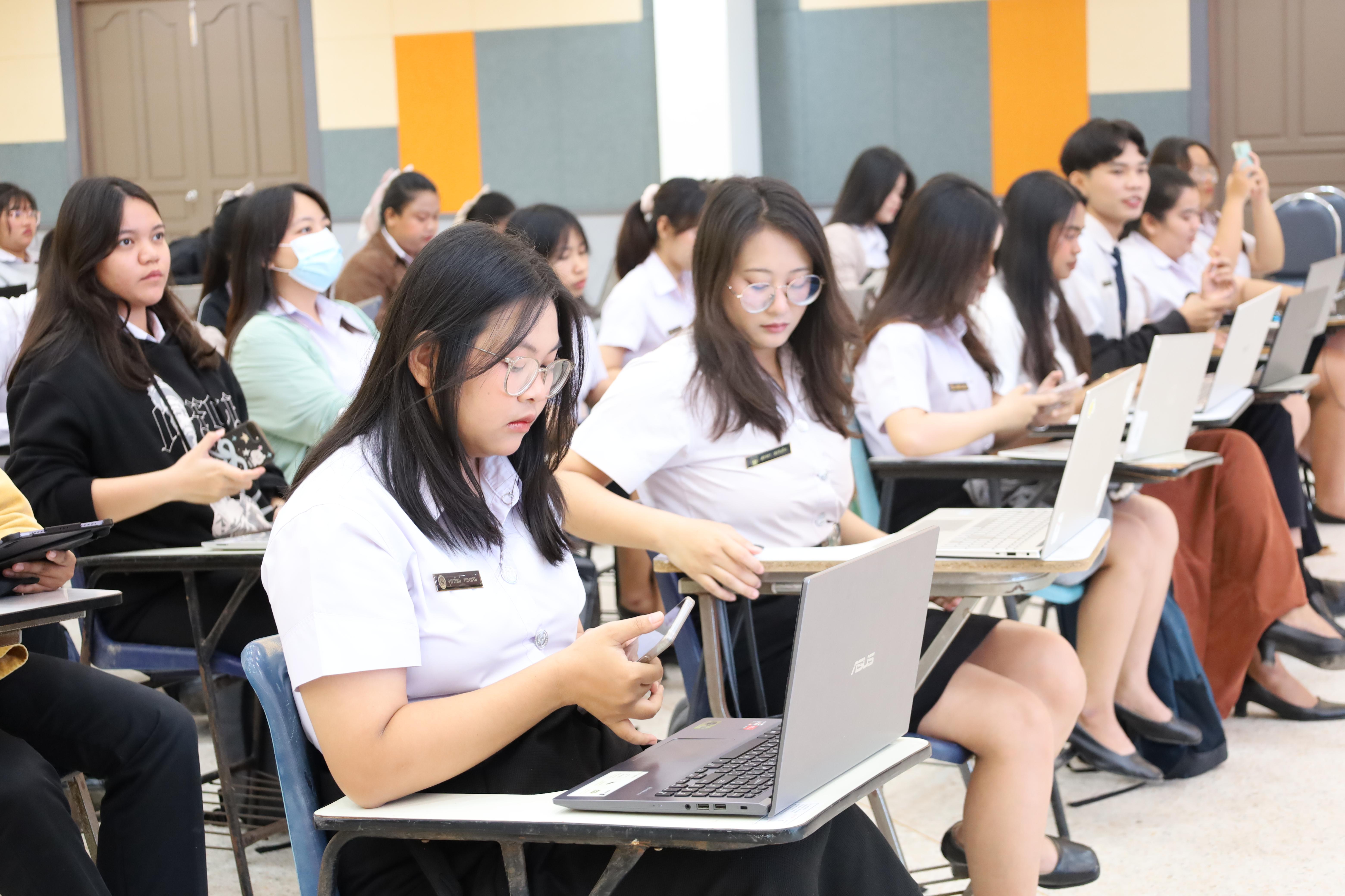 37. กิจกรรมอบรมเชิงปฏิบัติการการเขียนบทความวิจัยและนำเสนอนวัตกรรมทางการศึกษา สำหรับนักศึกษาชั้นปีที่ 4