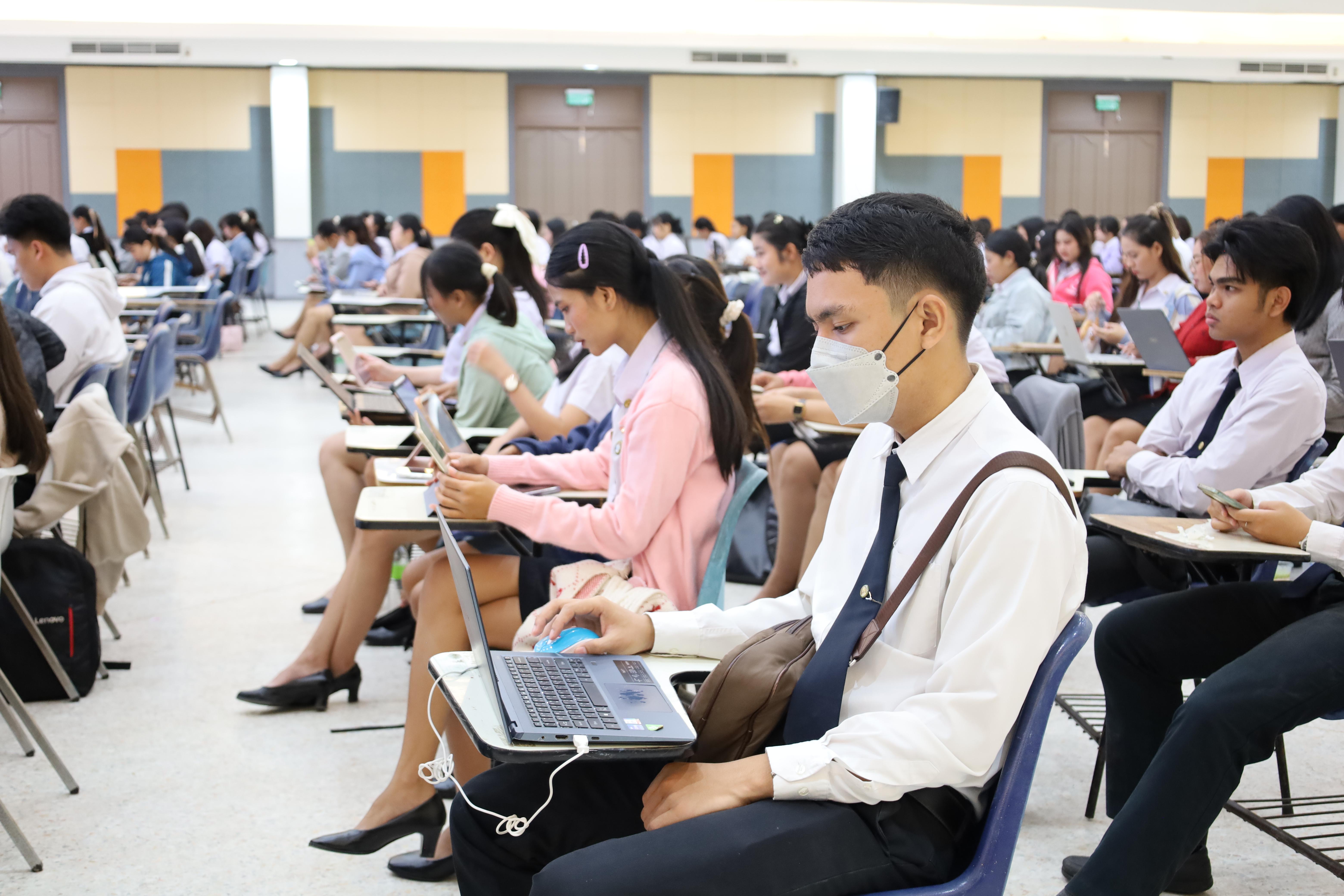 42. กิจกรรมอบรมเชิงปฏิบัติการการเขียนบทความวิจัยและนำเสนอนวัตกรรมทางการศึกษา สำหรับนักศึกษาชั้นปีที่ 4