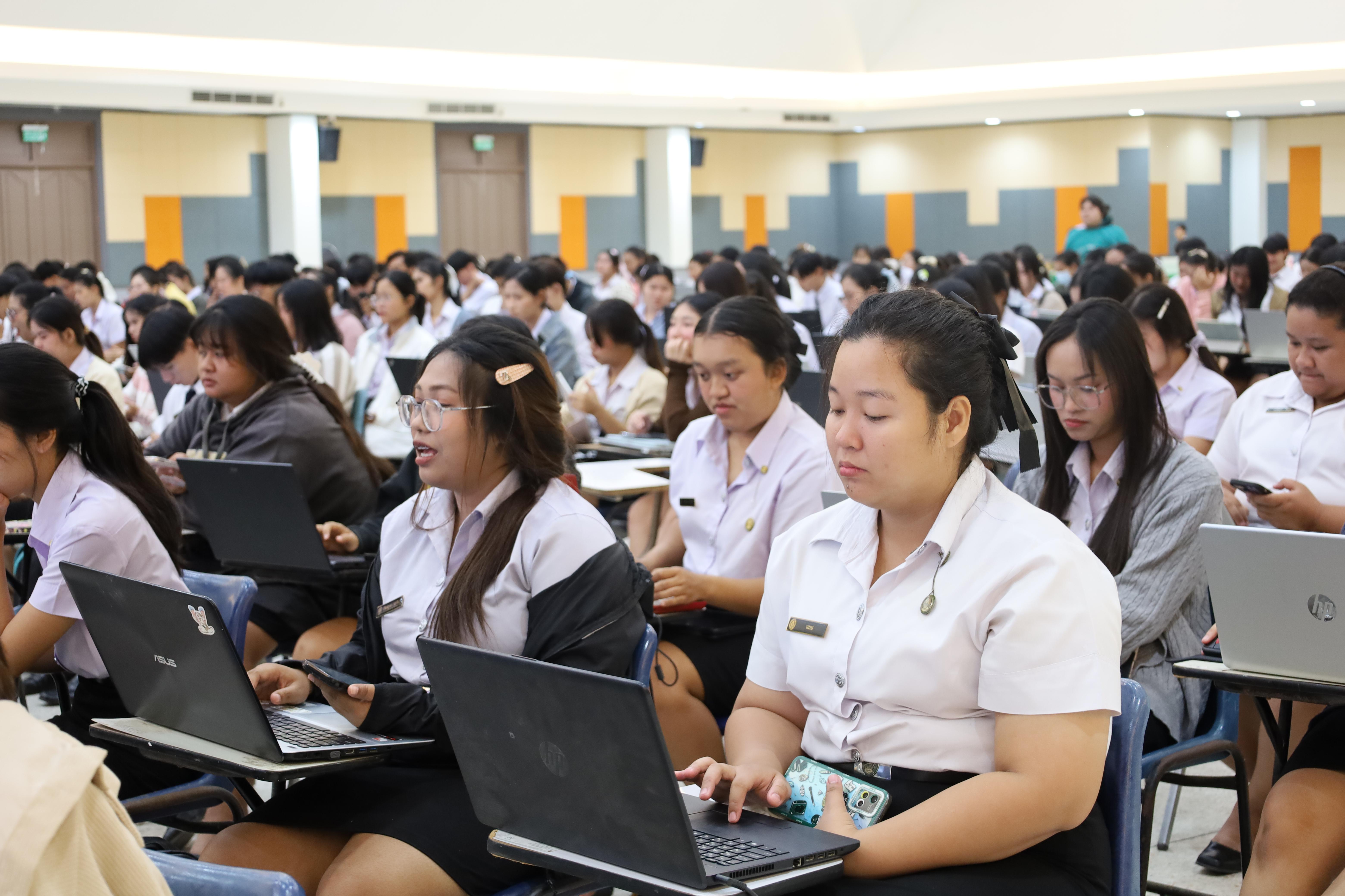 43. กิจกรรมอบรมเชิงปฏิบัติการการเขียนบทความวิจัยและนำเสนอนวัตกรรมทางการศึกษา สำหรับนักศึกษาชั้นปีที่ 4