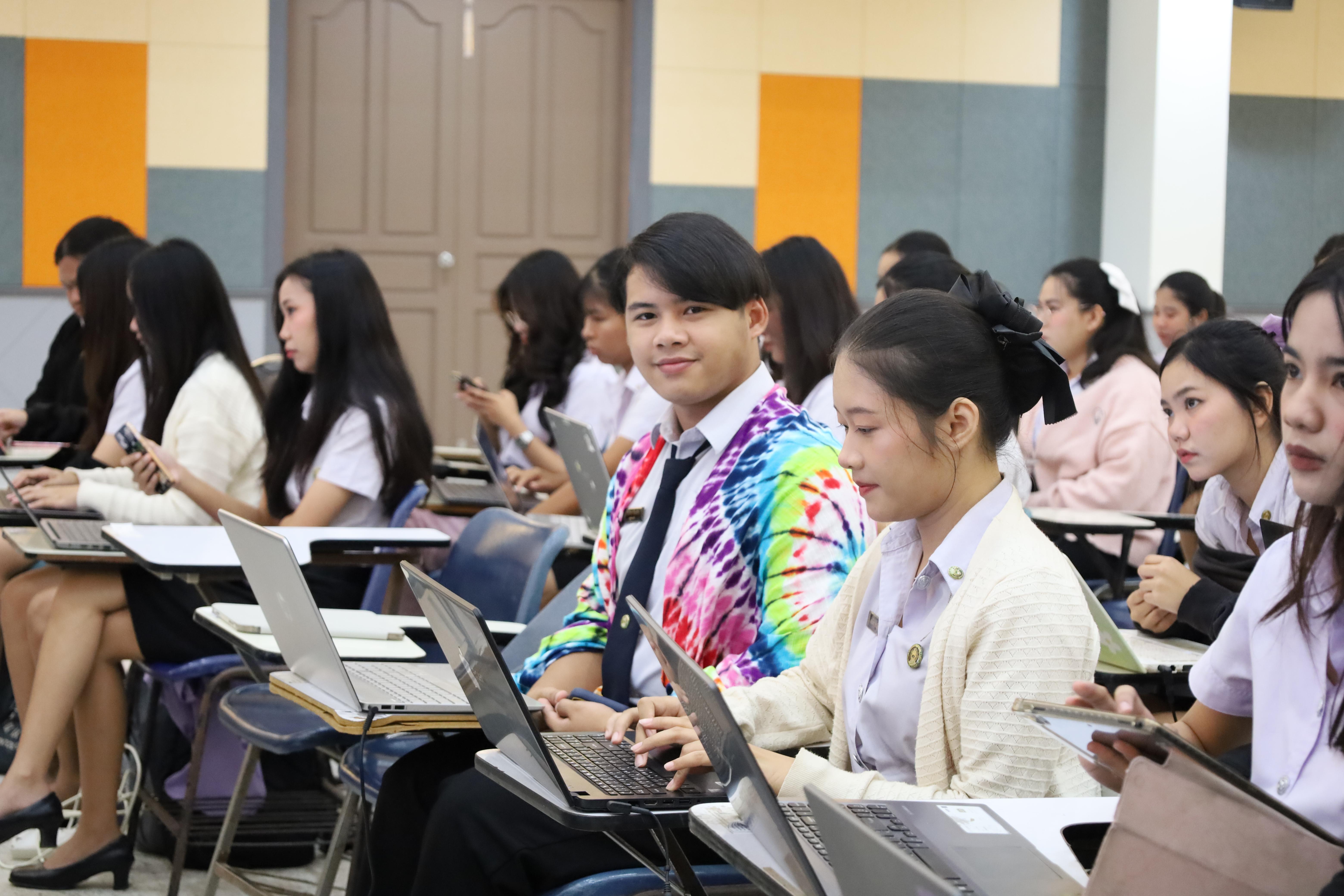 62. กิจกรรมอบรมเชิงปฏิบัติการการเขียนบทความวิจัยและนำเสนอนวัตกรรมทางการศึกษา สำหรับนักศึกษาชั้นปีที่ 4