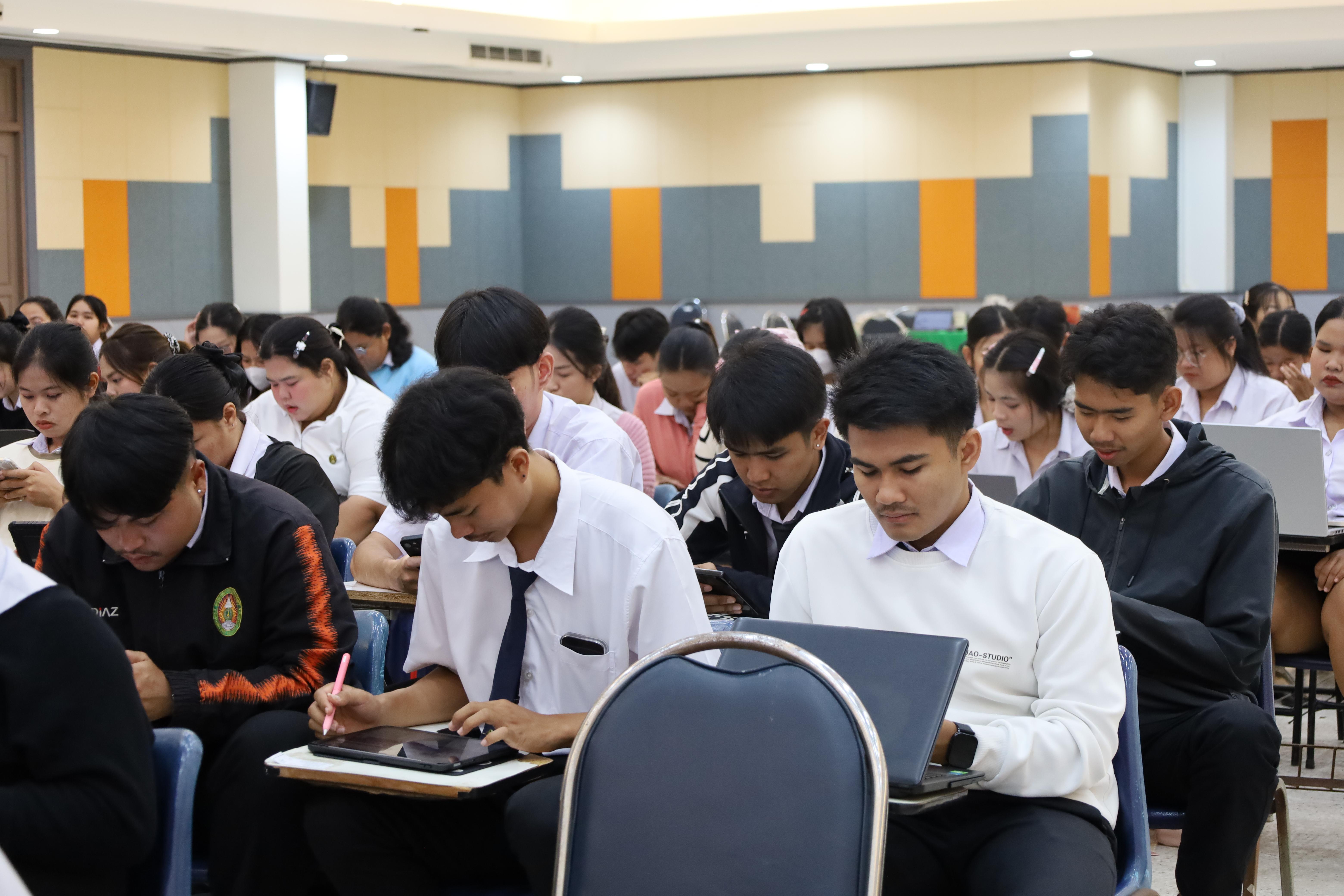 72. กิจกรรมอบรมเชิงปฏิบัติการการเขียนบทความวิจัยและนำเสนอนวัตกรรมทางการศึกษา สำหรับนักศึกษาชั้นปีที่ 4
