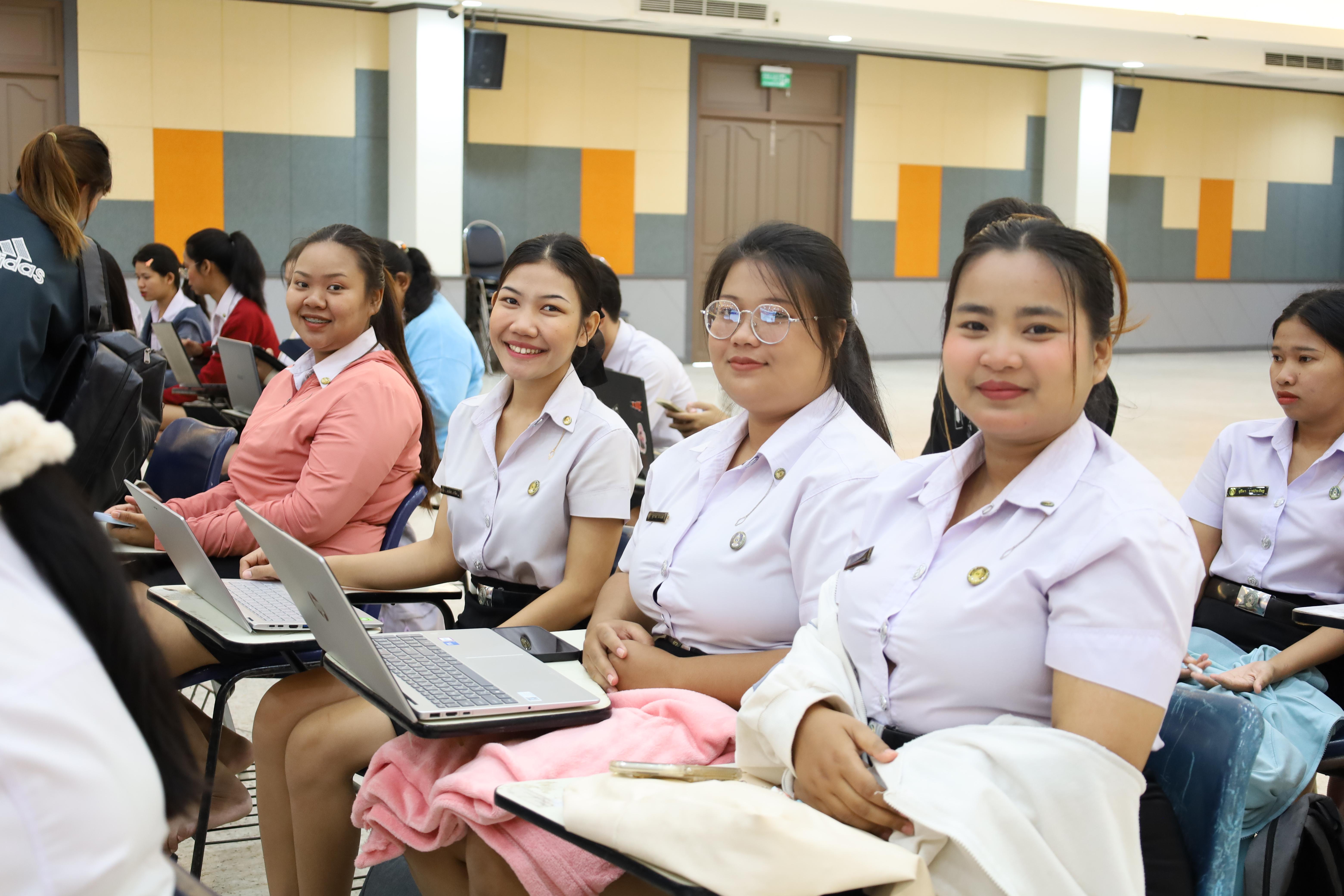75. กิจกรรมอบรมเชิงปฏิบัติการการเขียนบทความวิจัยและนำเสนอนวัตกรรมทางการศึกษา สำหรับนักศึกษาชั้นปีที่ 4