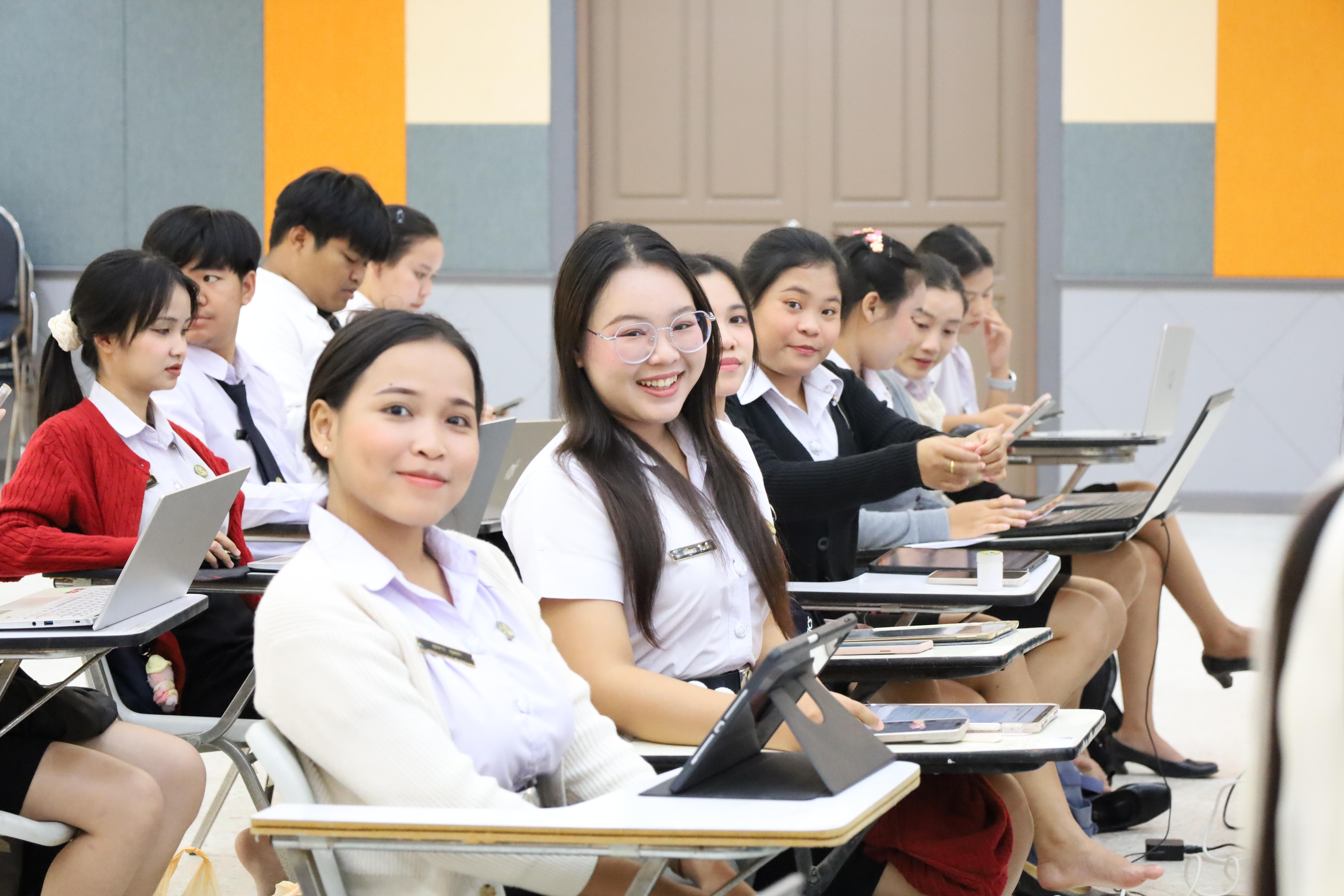 76. กิจกรรมอบรมเชิงปฏิบัติการการเขียนบทความวิจัยและนำเสนอนวัตกรรมทางการศึกษา สำหรับนักศึกษาชั้นปีที่ 4