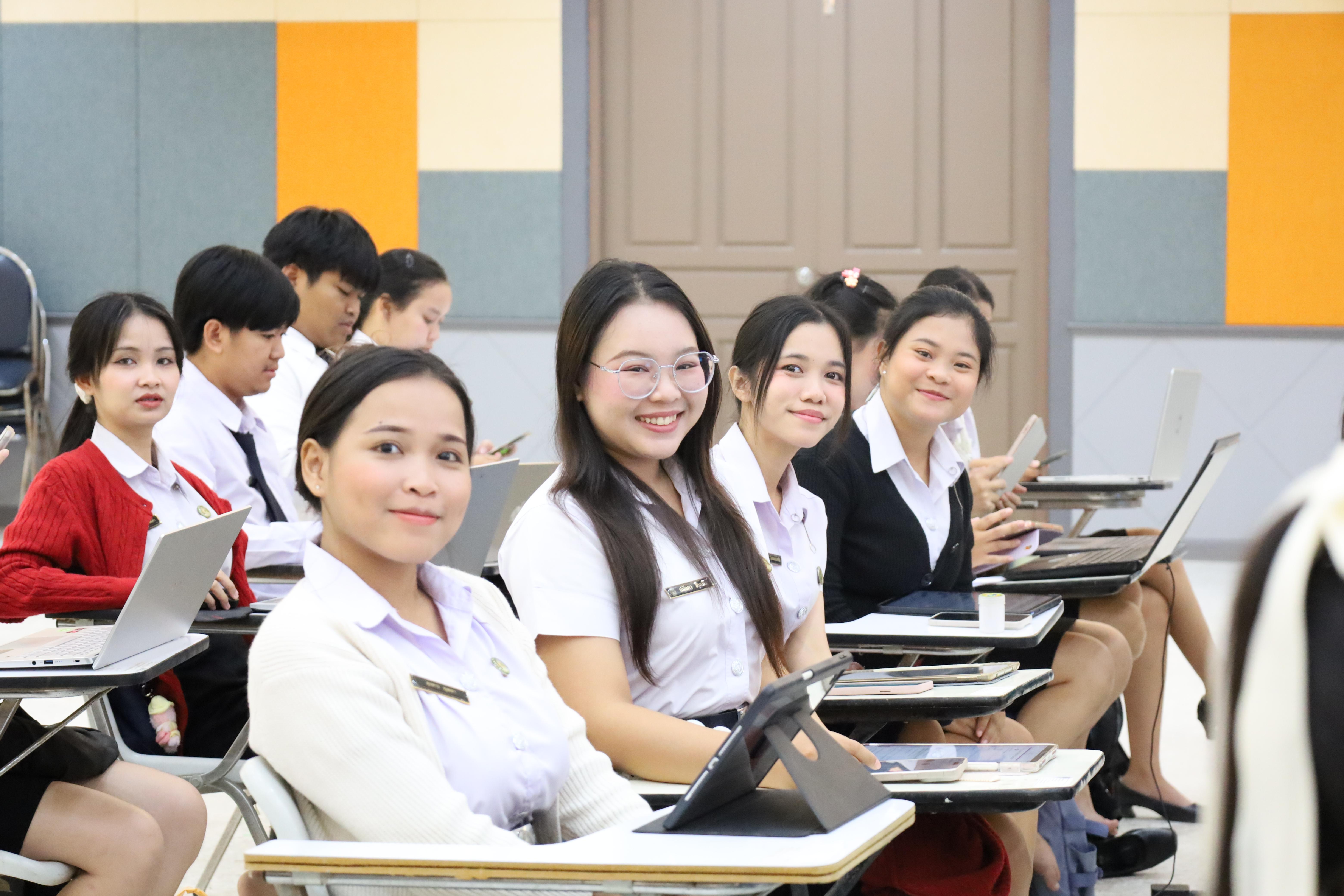 77. กิจกรรมอบรมเชิงปฏิบัติการการเขียนบทความวิจัยและนำเสนอนวัตกรรมทางการศึกษา สำหรับนักศึกษาชั้นปีที่ 4