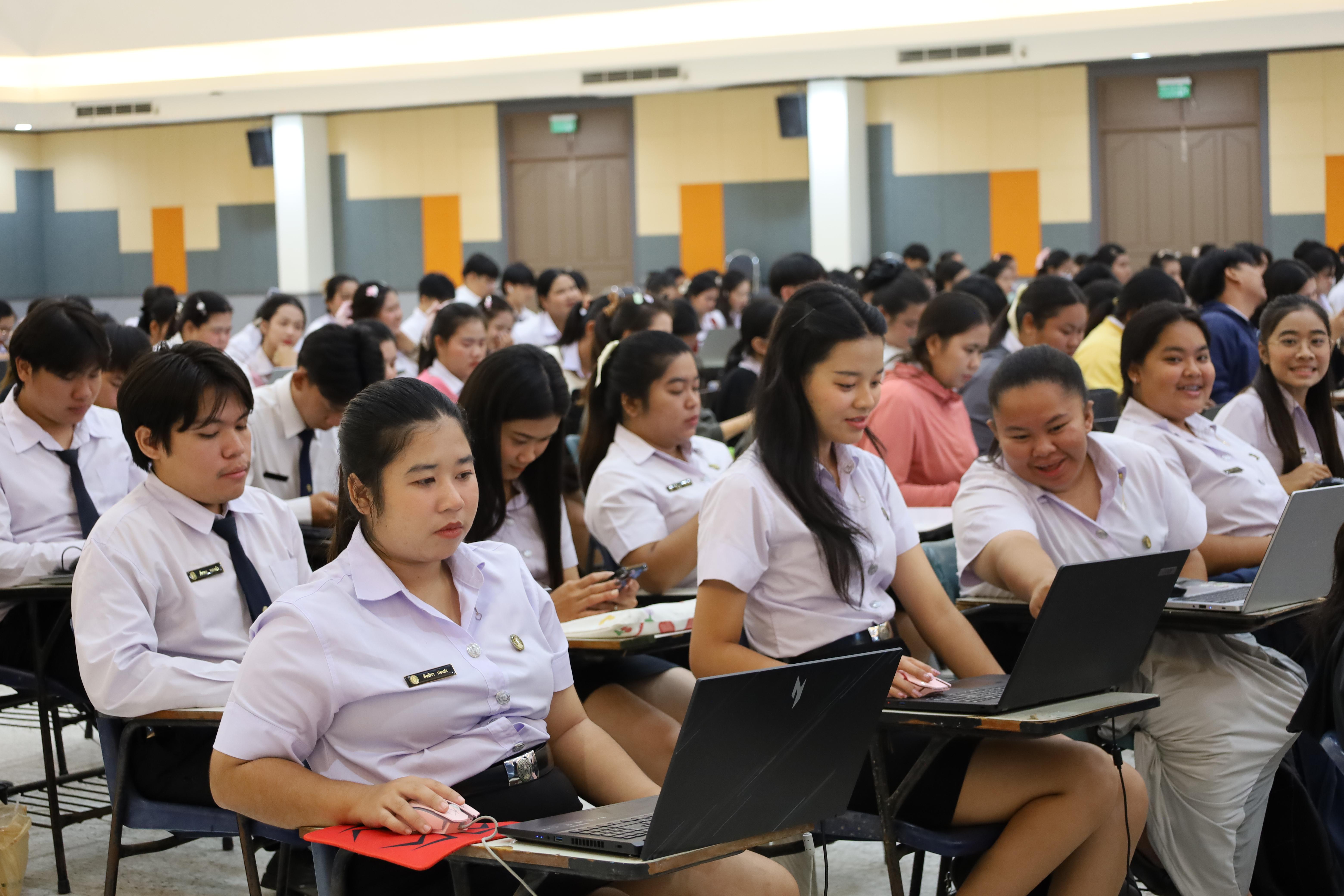98. กิจกรรมอบรมเชิงปฏิบัติการการเขียนบทความวิจัยและนำเสนอนวัตกรรมทางการศึกษา สำหรับนักศึกษาชั้นปีที่ 4