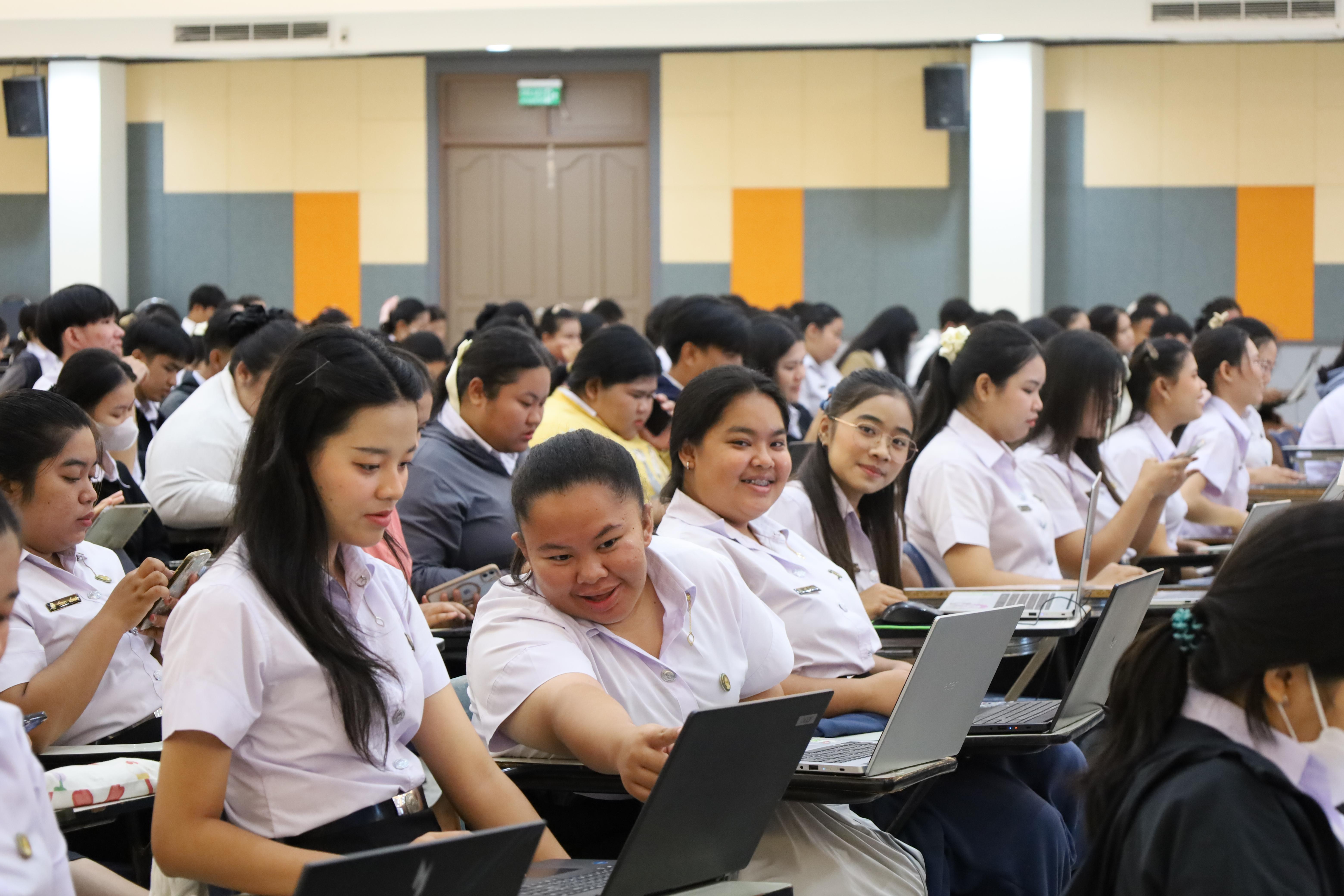 99. กิจกรรมอบรมเชิงปฏิบัติการการเขียนบทความวิจัยและนำเสนอนวัตกรรมทางการศึกษา สำหรับนักศึกษาชั้นปีที่ 4