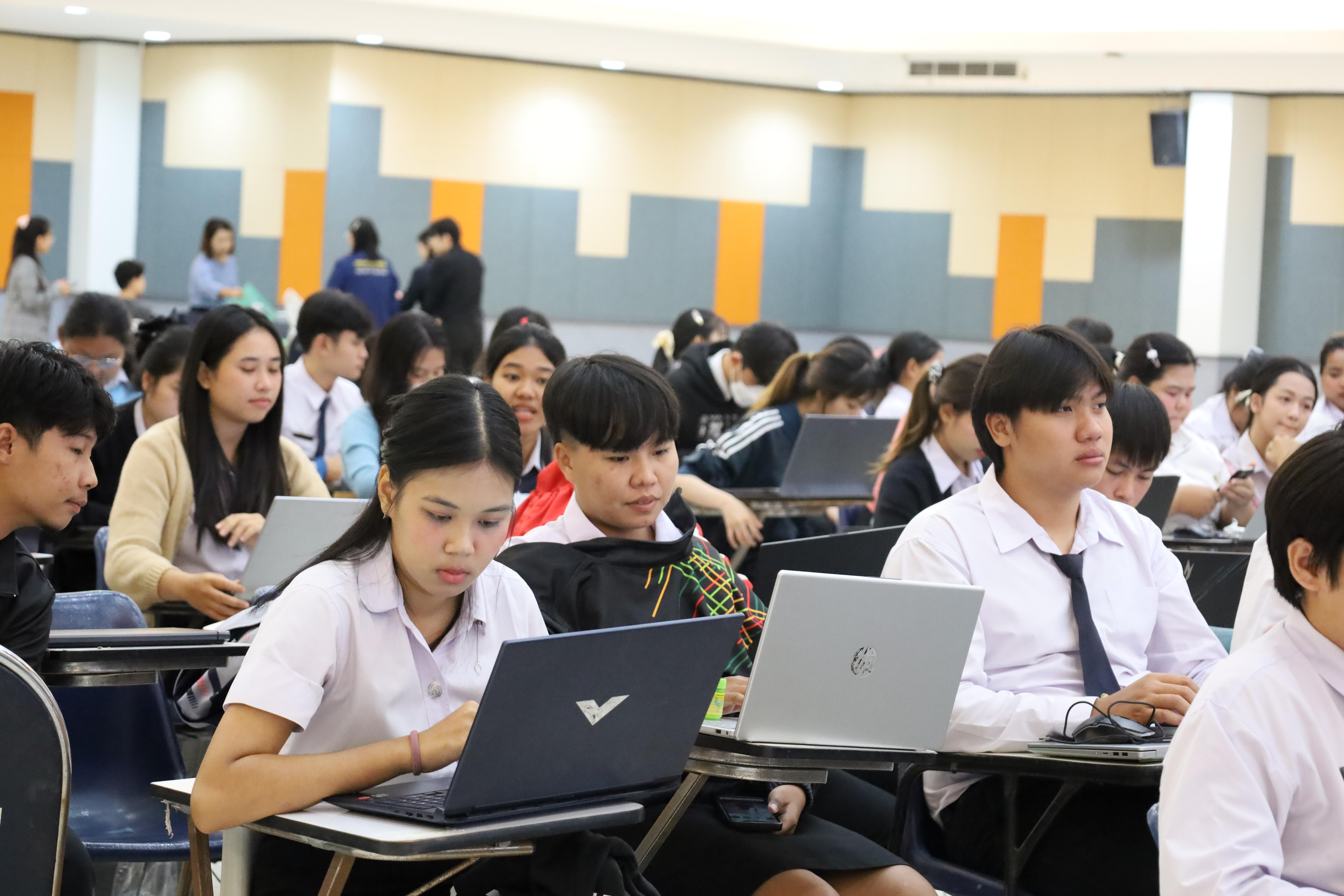 100. กิจกรรมอบรมเชิงปฏิบัติการการเขียนบทความวิจัยและนำเสนอนวัตกรรมทางการศึกษา สำหรับนักศึกษาชั้นปีที่ 4