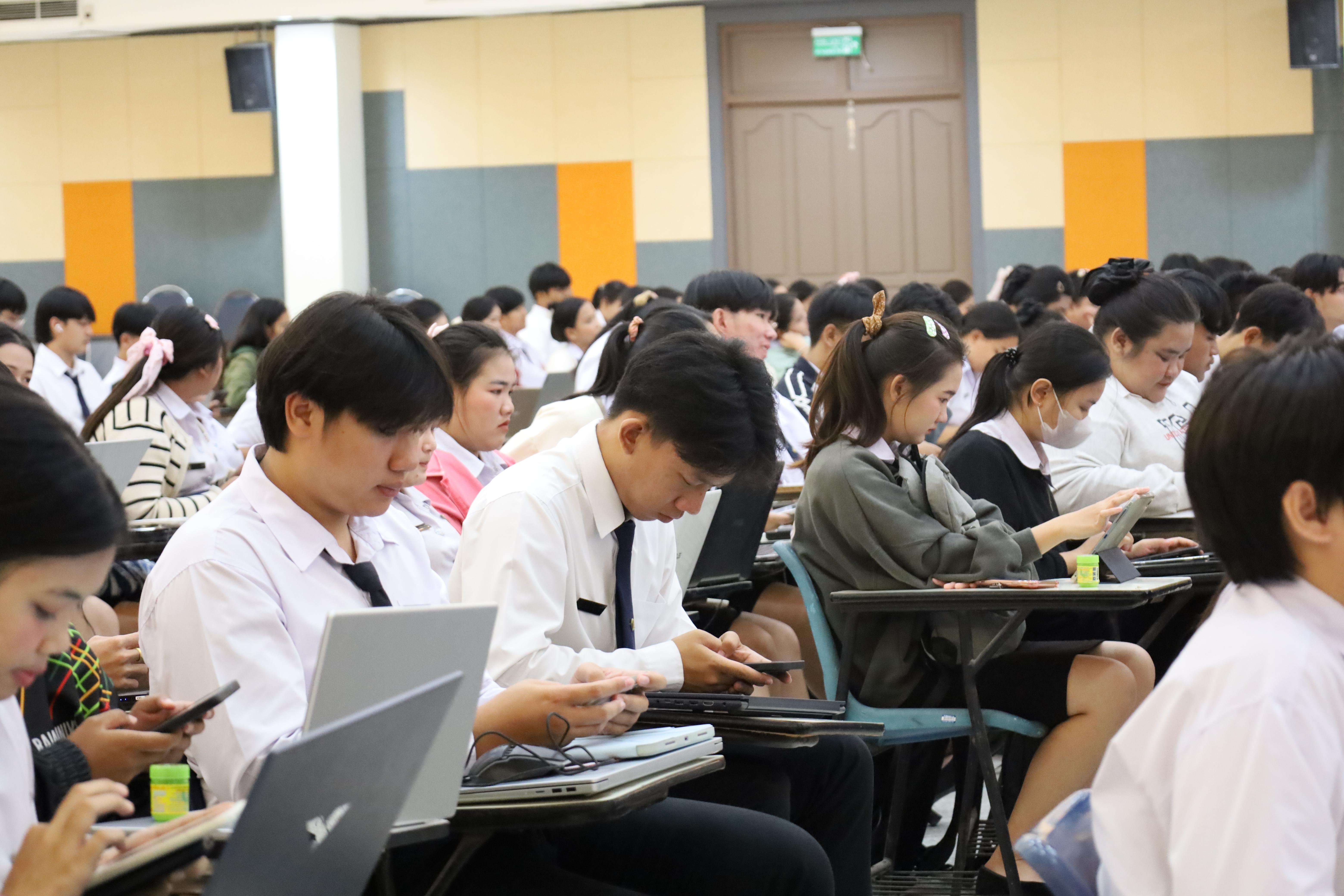 102. กิจกรรมอบรมเชิงปฏิบัติการการเขียนบทความวิจัยและนำเสนอนวัตกรรมทางการศึกษา สำหรับนักศึกษาชั้นปีที่ 4