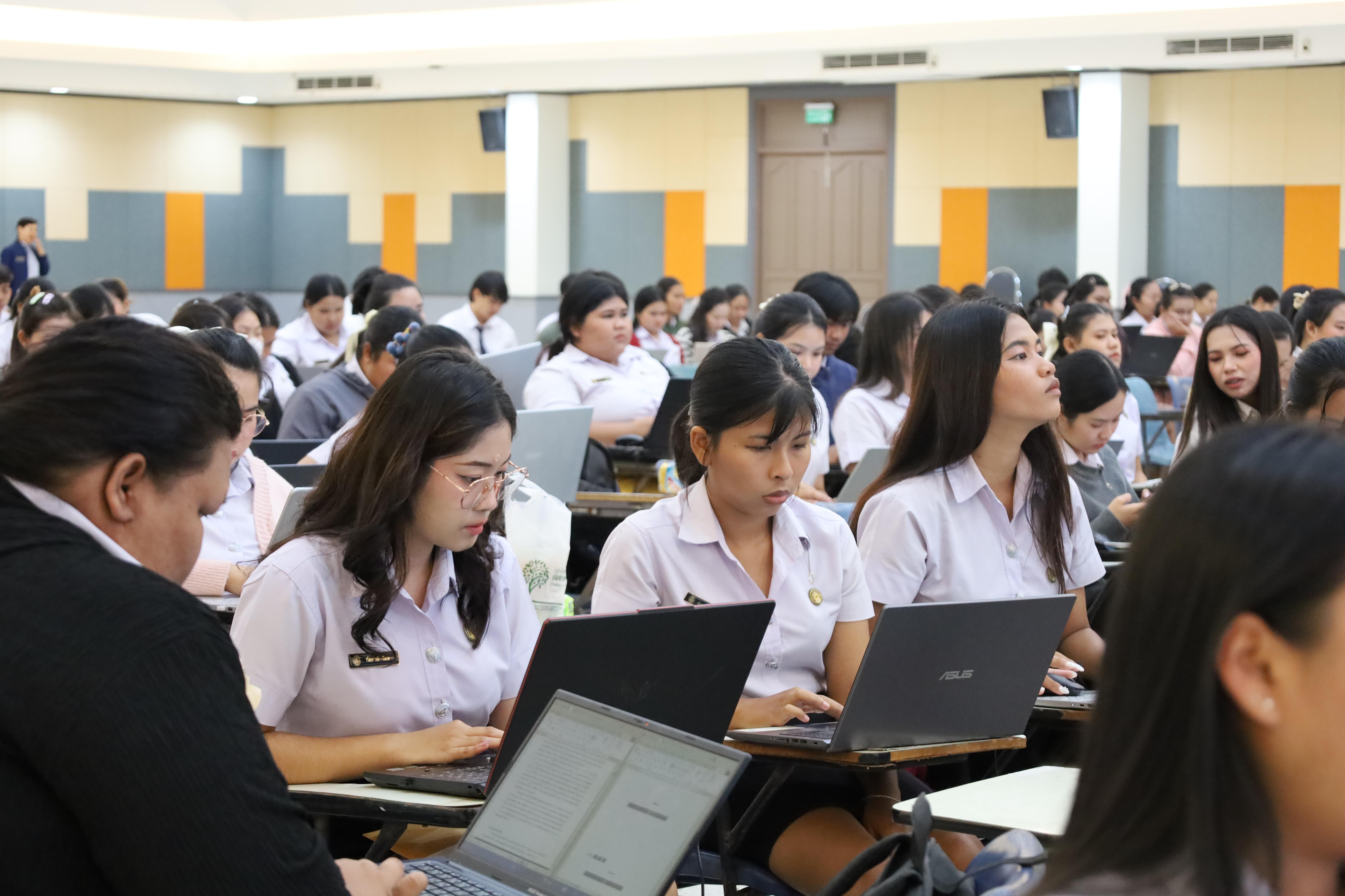 164. กิจกรรมอบรมเชิงปฏิบัติการการเขียนบทความวิจัยและนำเสนอนวัตกรรมทางการศึกษา สำหรับนักศึกษาชั้นปีที่ 4
