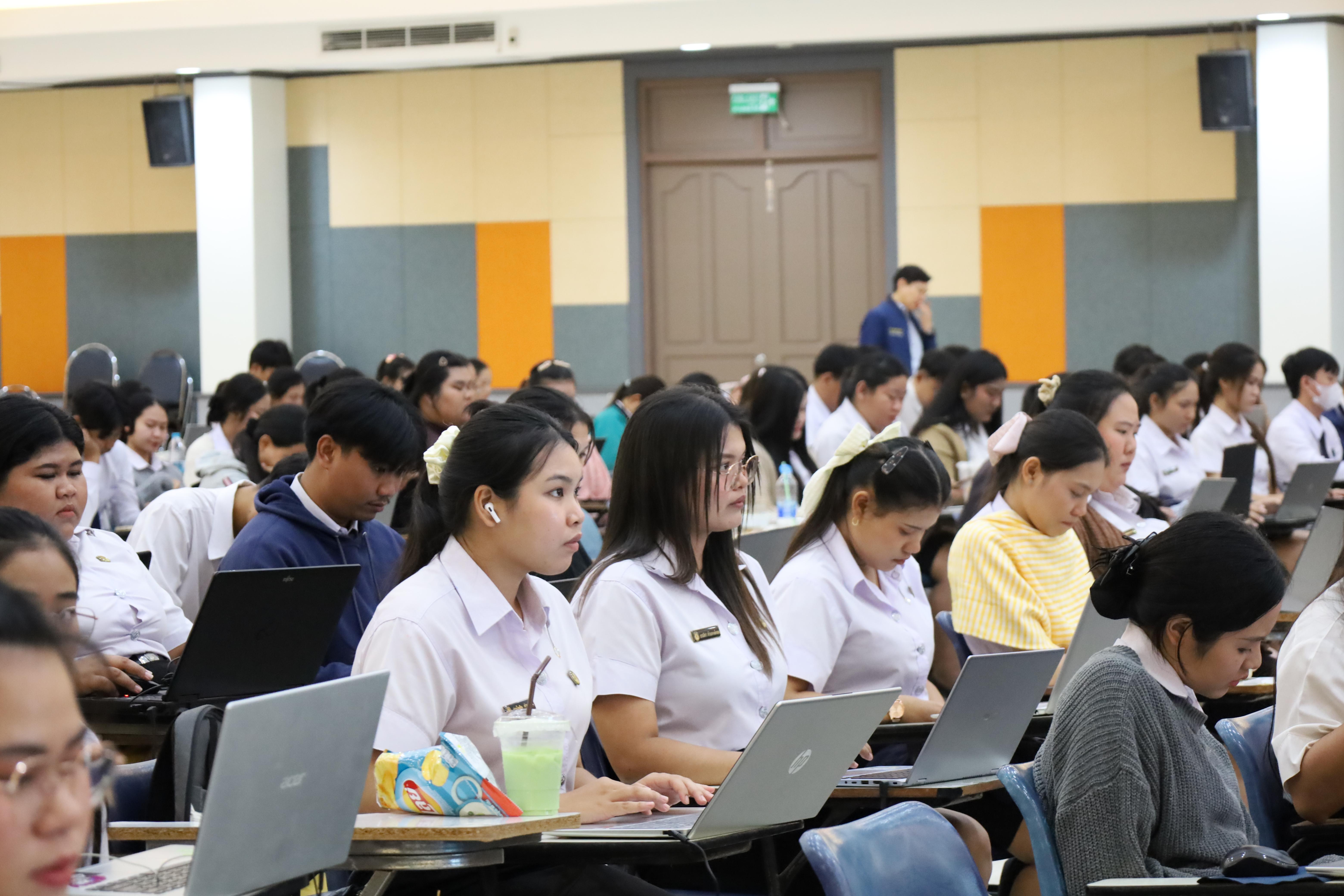 165. กิจกรรมอบรมเชิงปฏิบัติการการเขียนบทความวิจัยและนำเสนอนวัตกรรมทางการศึกษา สำหรับนักศึกษาชั้นปีที่ 4