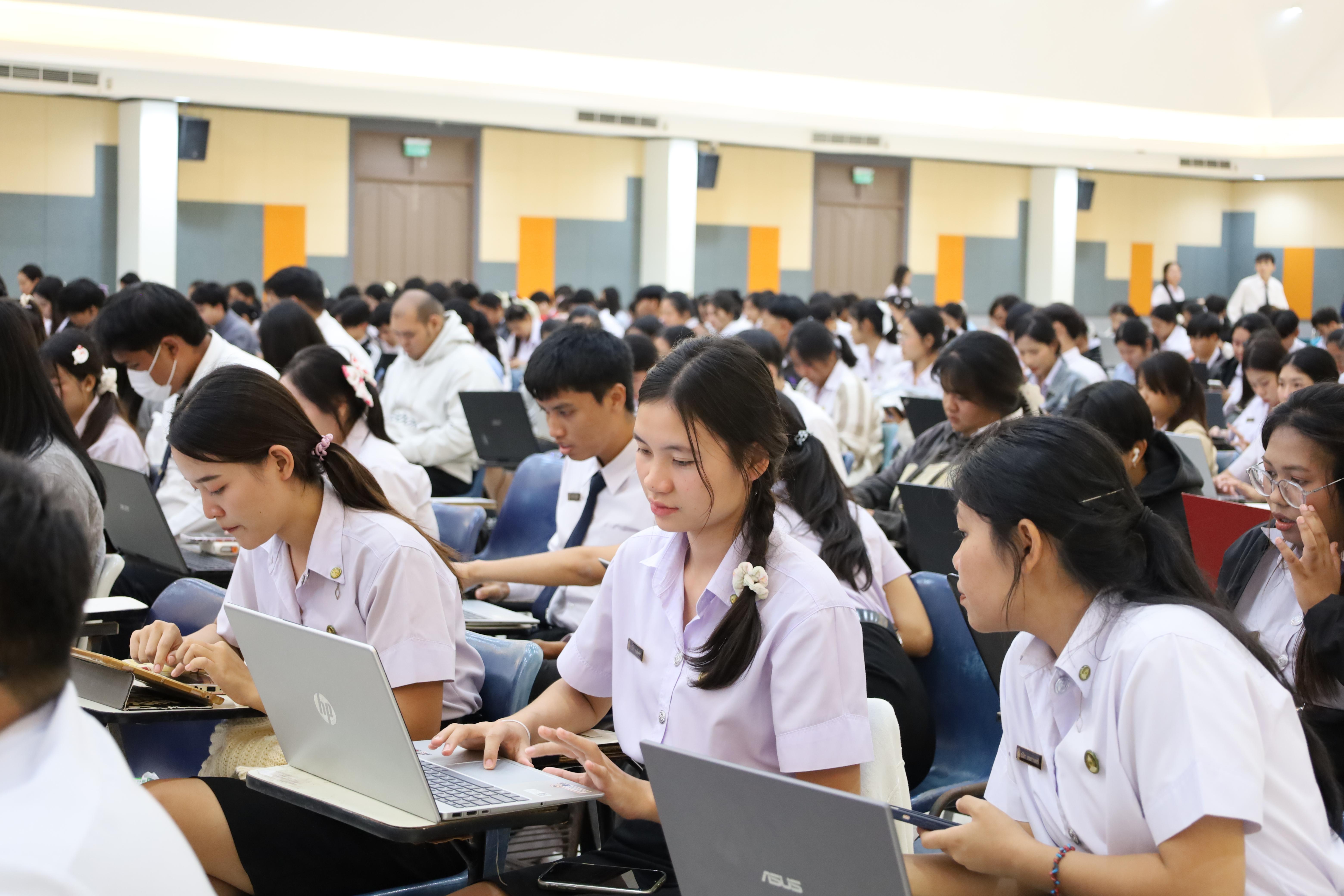 194. กิจกรรมอบรมเชิงปฏิบัติการการเขียนบทความวิจัยและนำเสนอนวัตกรรมทางการศึกษา สำหรับนักศึกษาชั้นปีที่ 4