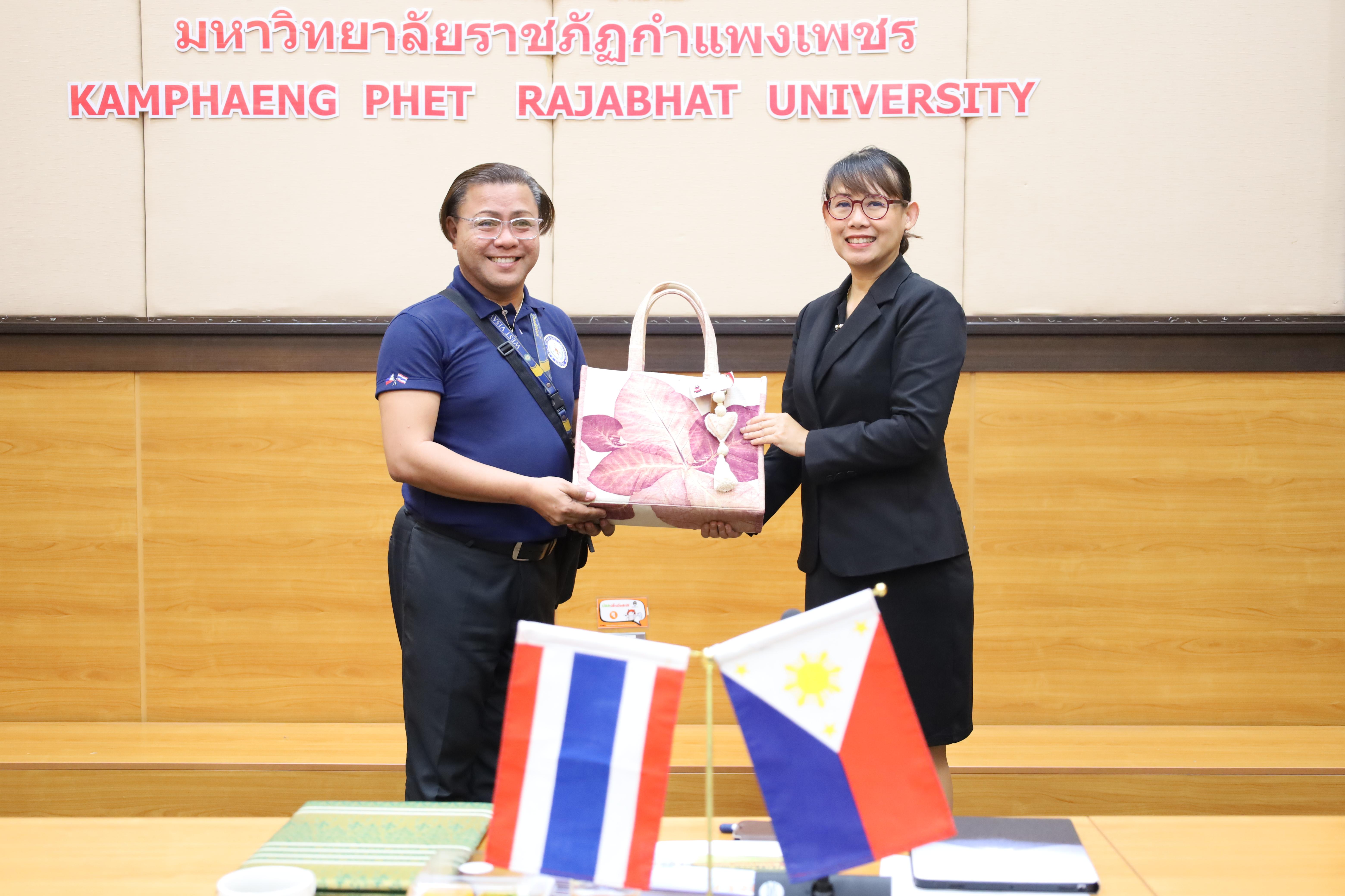 39. กิจกรรมแลกเปลี่ยนวัฒนธรรมเพื่อกำรเรียนรู้สำหรับคณาจารย์และนักศึกษาระดับบัณฑิตศึกษา คณะครุศาสตร์ ความร่วมมือกับ West Visayas State University ประจำปีการศึกษา 2568