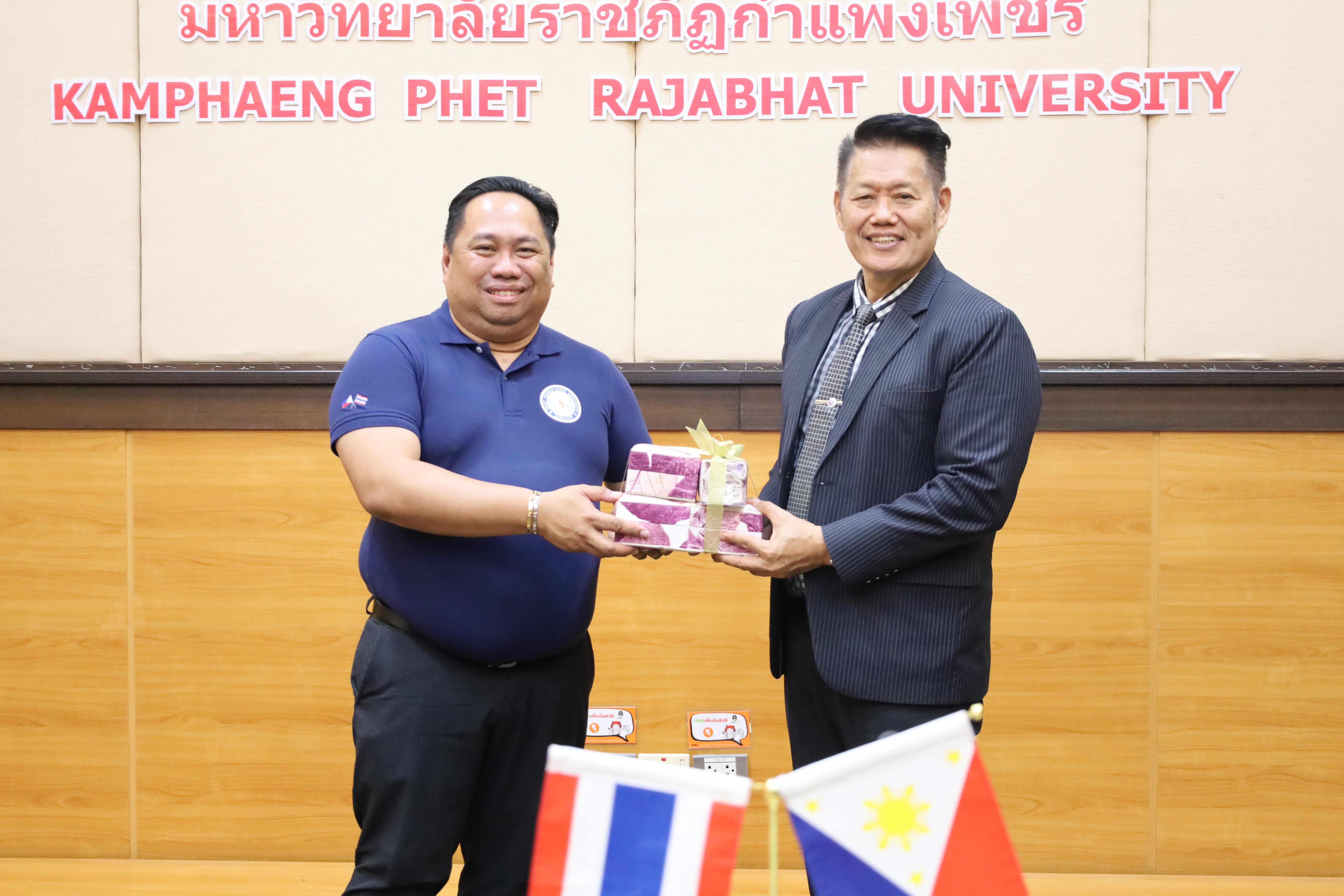 41. กิจกรรมแลกเปลี่ยนวัฒนธรรมเพื่อกำรเรียนรู้สำหรับคณาจารย์และนักศึกษาระดับบัณฑิตศึกษา คณะครุศาสตร์ ความร่วมมือกับ West Visayas State University ประจำปีการศึกษา 2568