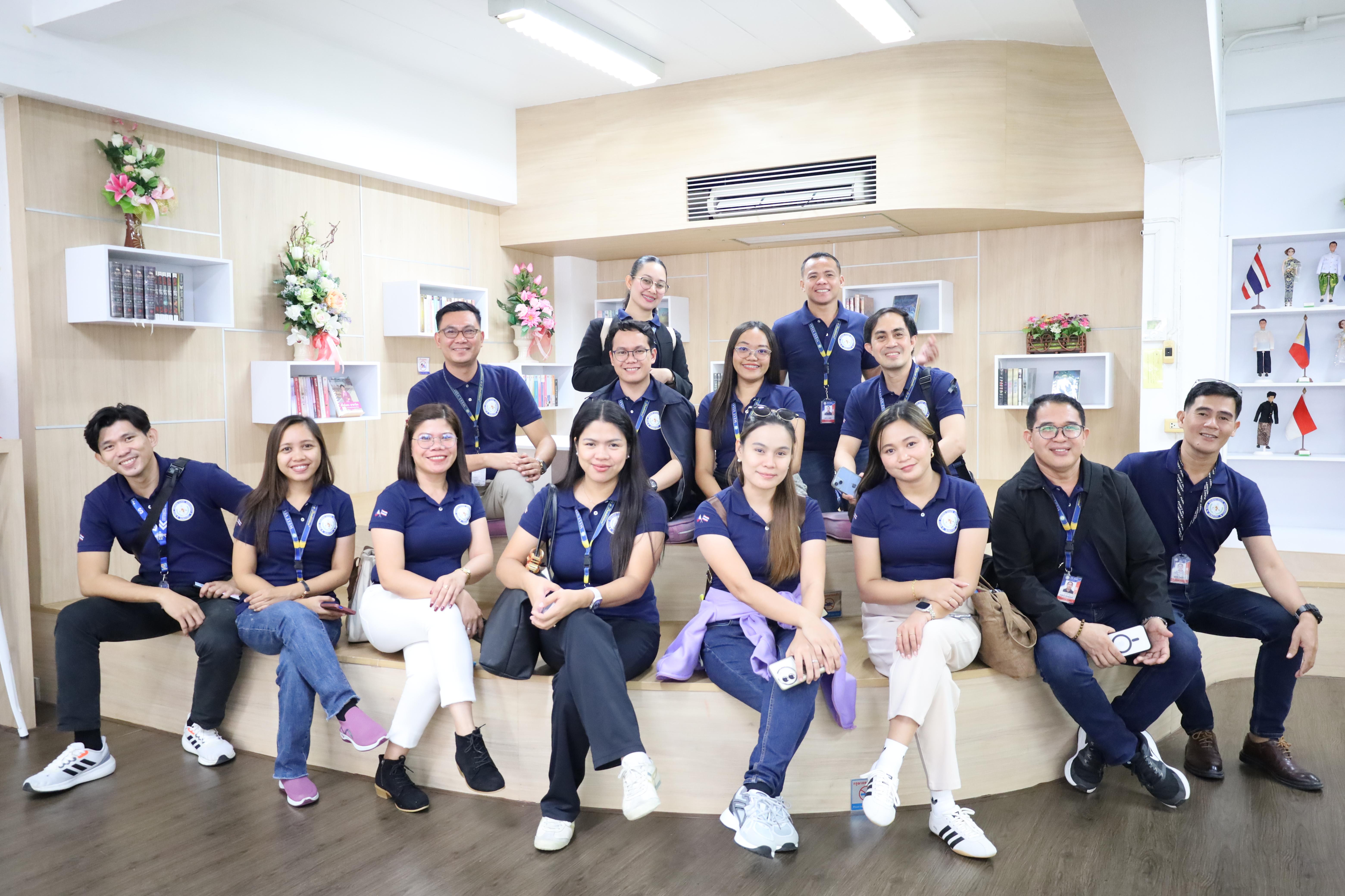 93. กิจกรรมแลกเปลี่ยนวัฒนธรรมเพื่อกำรเรียนรู้สำหรับคณาจารย์และนักศึกษาระดับบัณฑิตศึกษา คณะครุศาสตร์ ความร่วมมือกับ West Visayas State University ประจำปีการศึกษา 2568