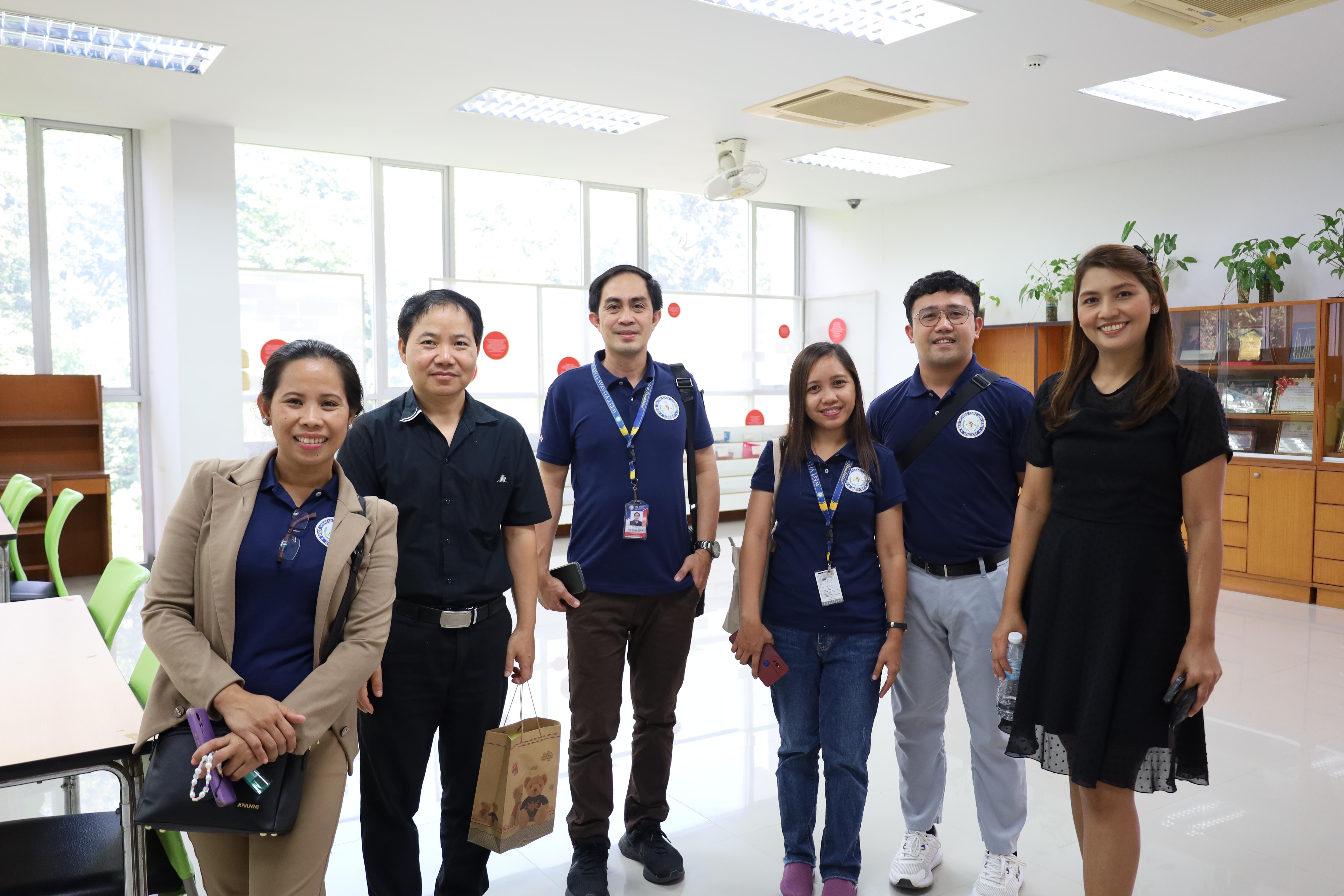 103. กิจกรรมแลกเปลี่ยนวัฒนธรรมเพื่อกำรเรียนรู้สำหรับคณาจารย์และนักศึกษาระดับบัณฑิตศึกษา คณะครุศาสตร์ ความร่วมมือกับ West Visayas State University ประจำปีการศึกษา 2568