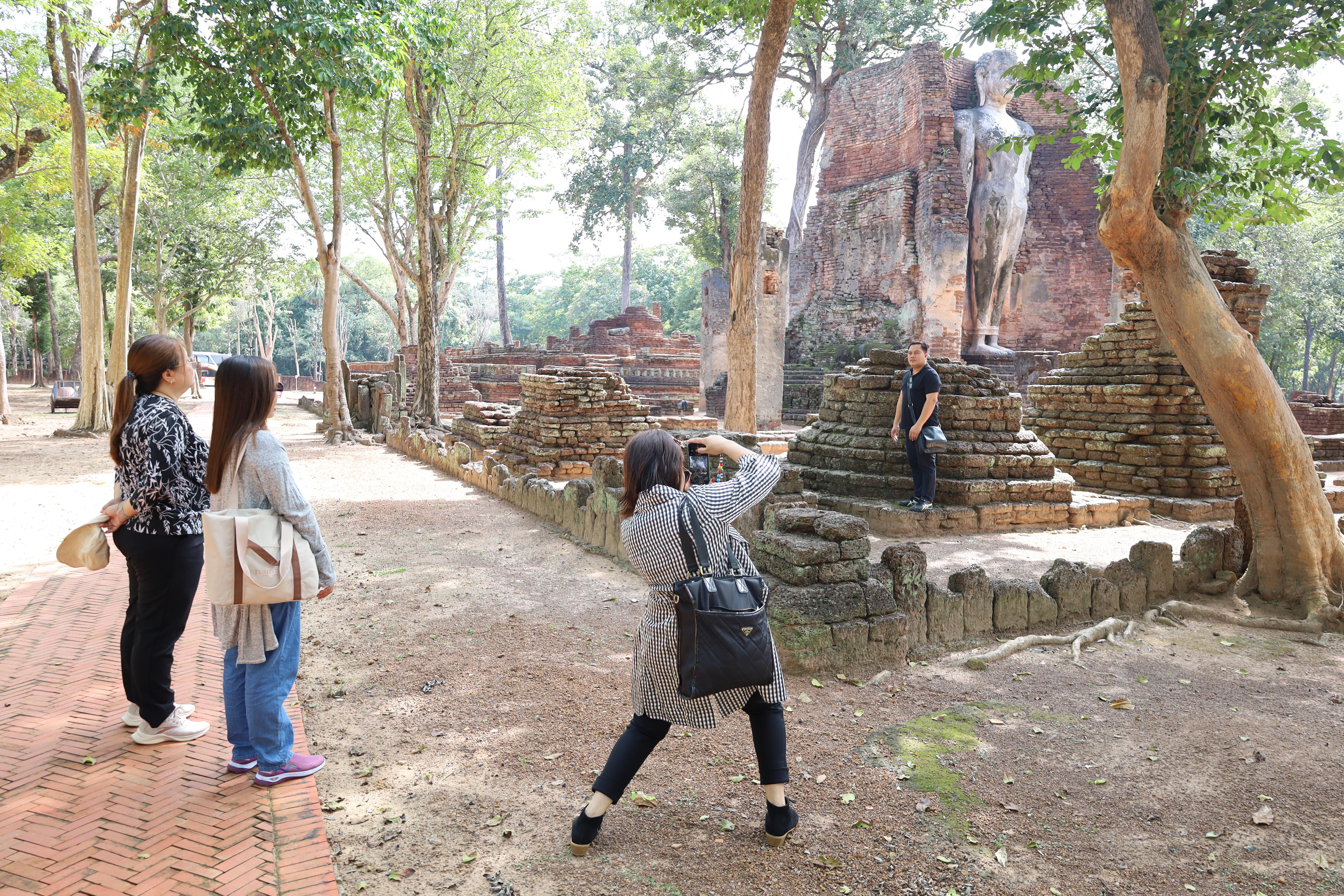 127. กิจกรรมแลกเปลี่ยนวัฒนธรรมเพื่อกำรเรียนรู้สำหรับคณาจารย์และนักศึกษาระดับบัณฑิตศึกษา คณะครุศาสตร์ ความร่วมมือกับ West Visayas State University ประจำปีการศึกษา 2568