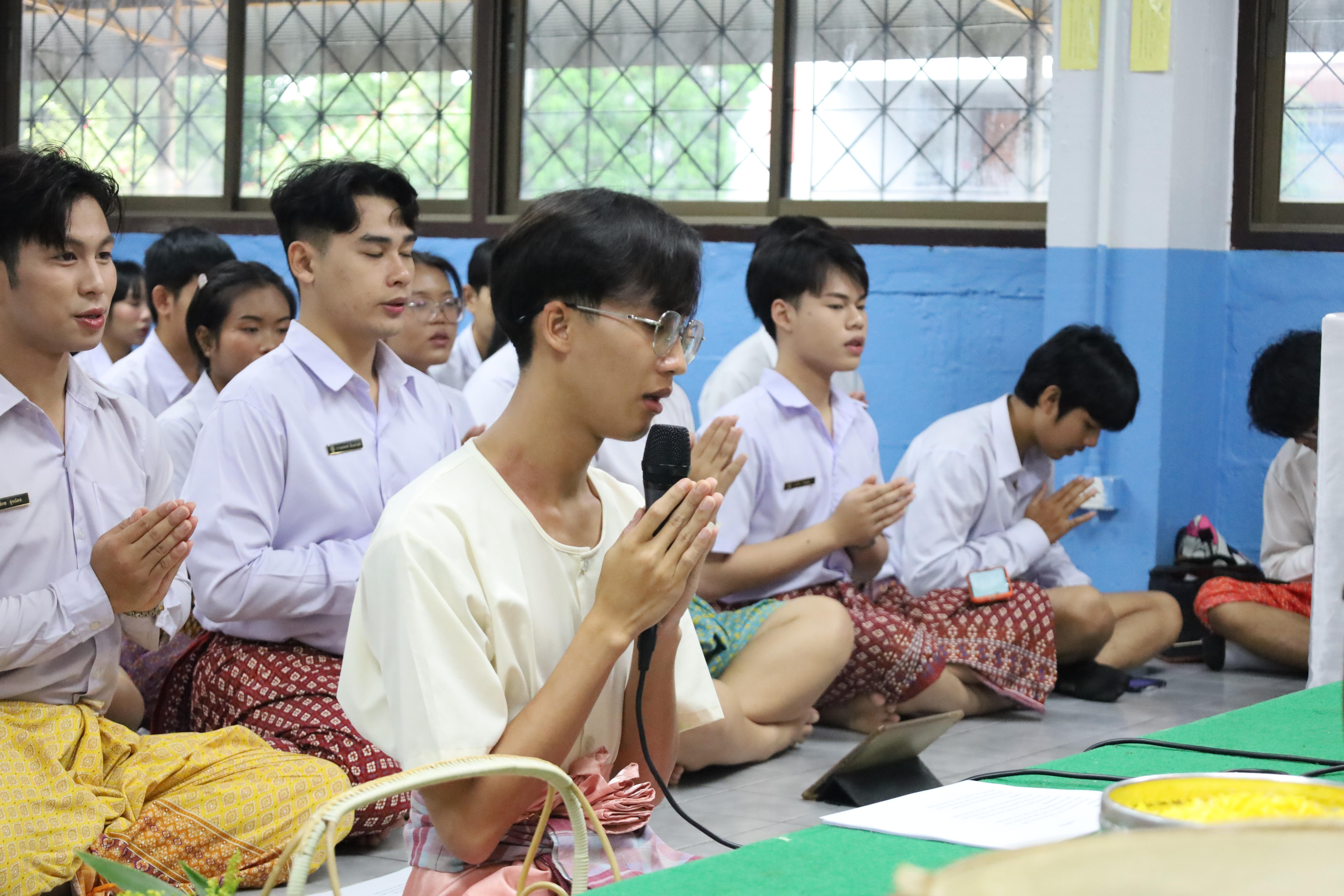 3. ไหว้ครูชมรมสักทองเสียงทิพย์